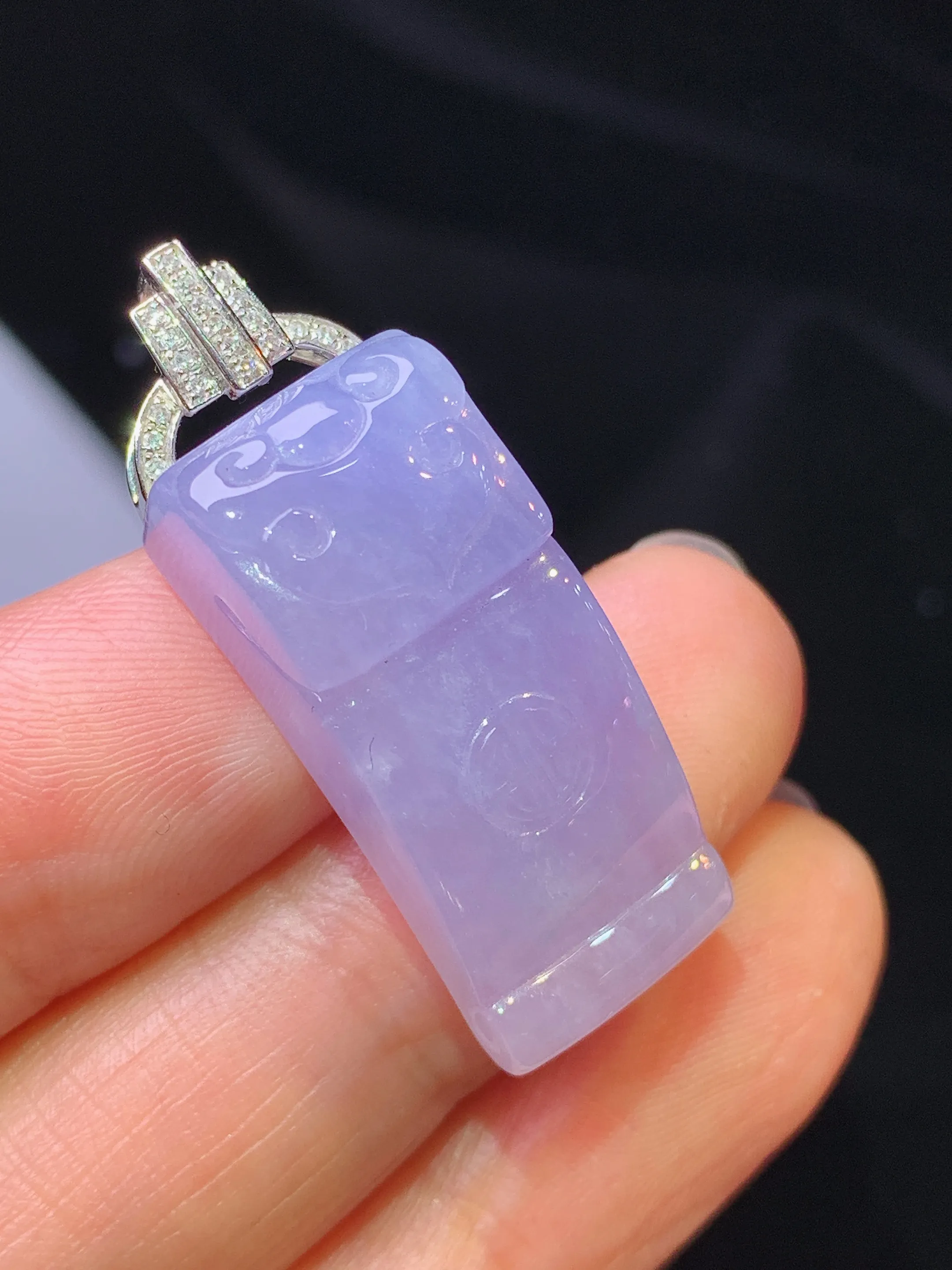 18k金钻镶嵌紫罗兰素牌吊坠 玉质细腻 色泽艳丽清新 整体尺寸34*12*8.5