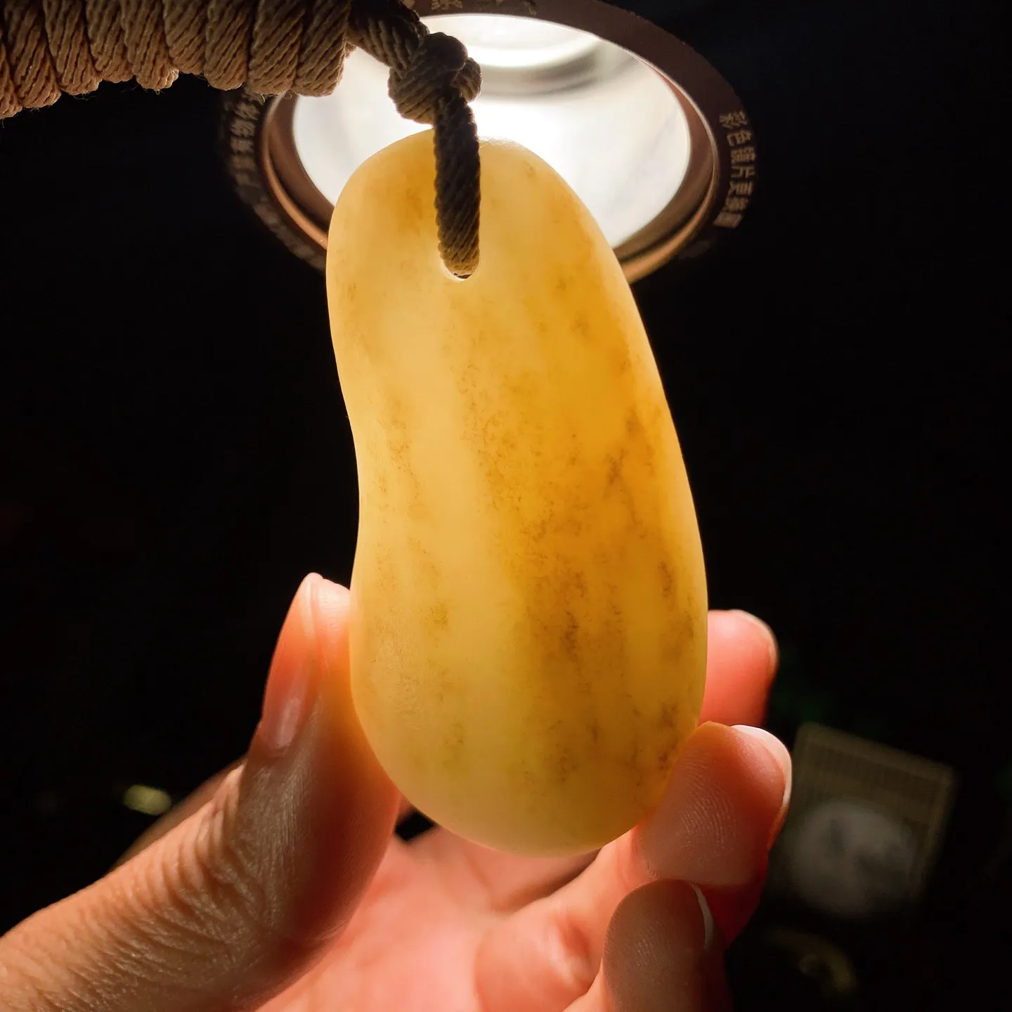 新疆和田玉糖料随型挂件 尺寸63/31/16重55克。玉质细腻油润。手推出油。佩戴高端典雅。lt260206