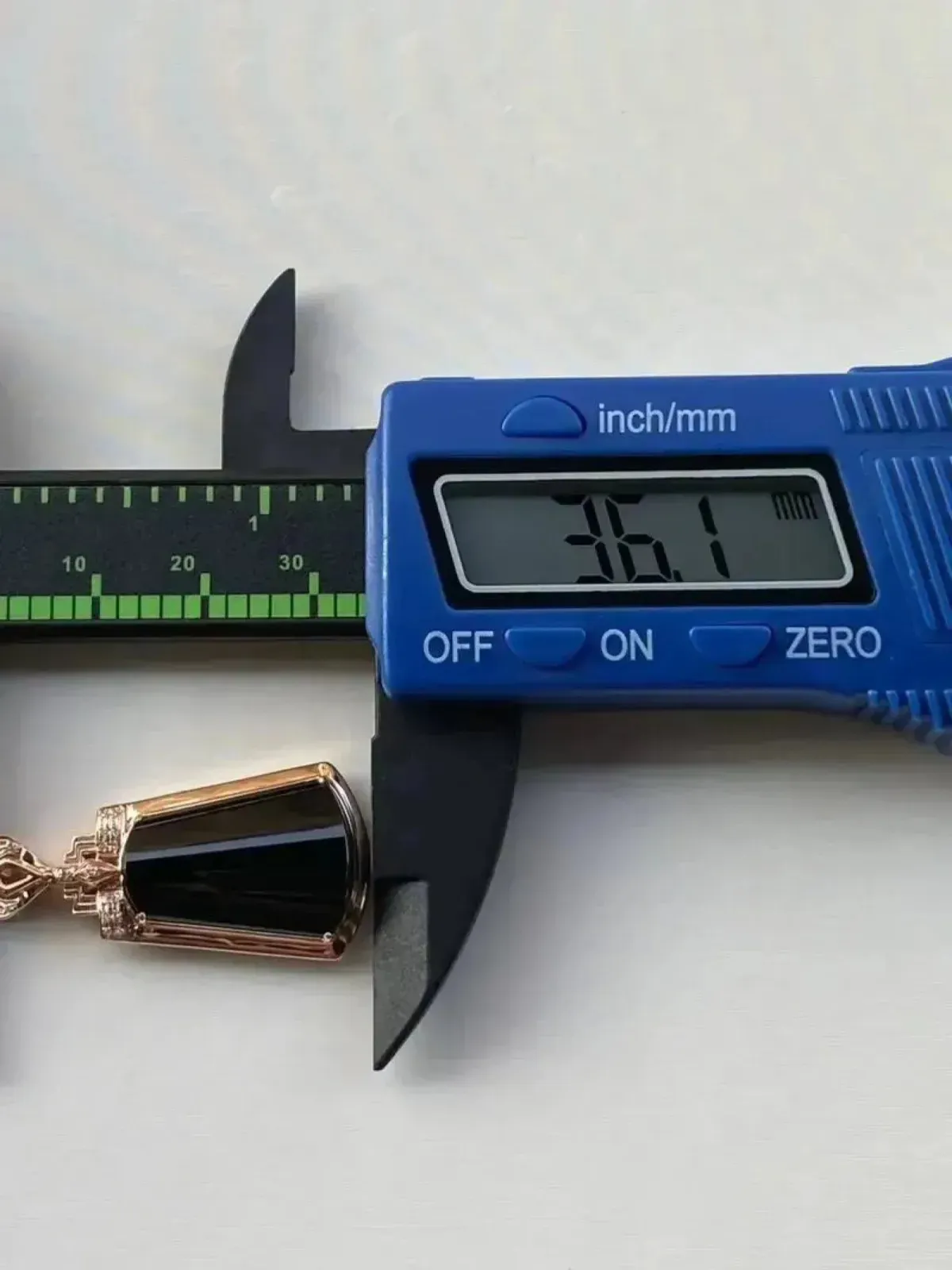 墨翠：【平安无事牌】吊坠、18K金+南非钻镶嵌，细腻干净，黑度极黑，性价比高，做工精致，打灯透绿 裸石尺寸 21.0*15.2‘