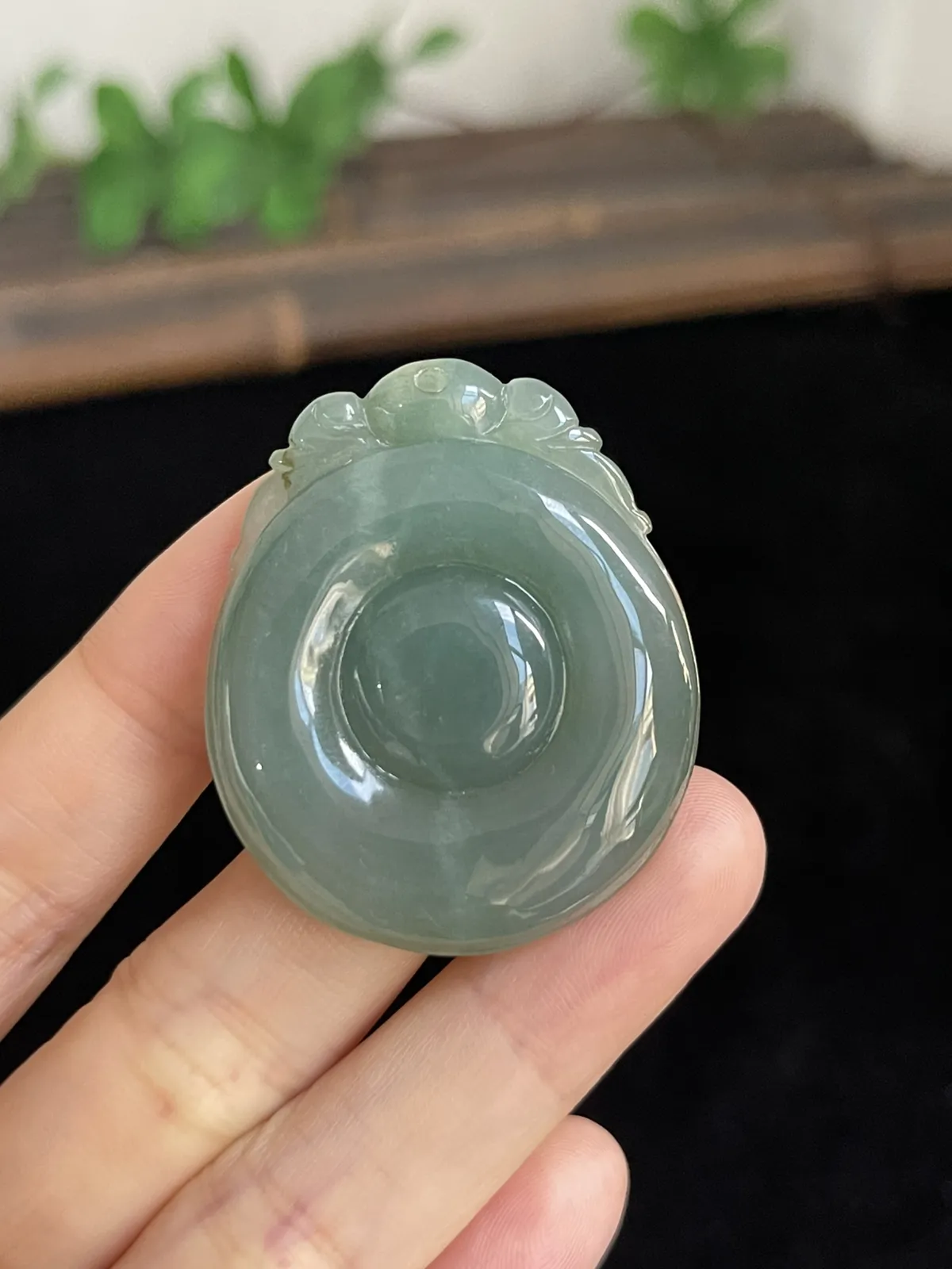 厚装深蓝色冰润翡翠福贝，翡翠吊坠