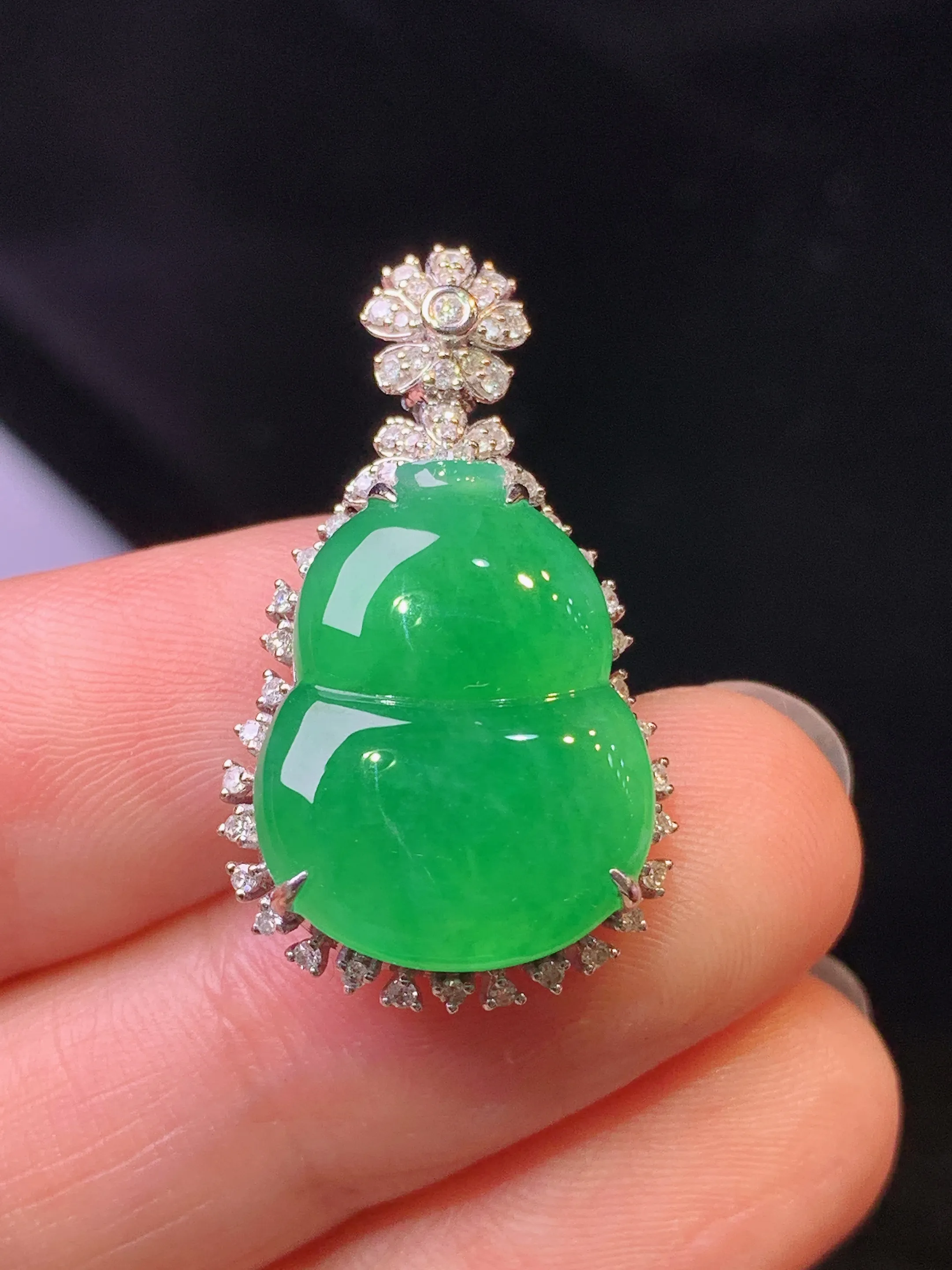 18k金钻镶嵌满绿葫芦吊坠 玉质细腻 色泽艳丽清新 整体尺寸28.6*16.5*8