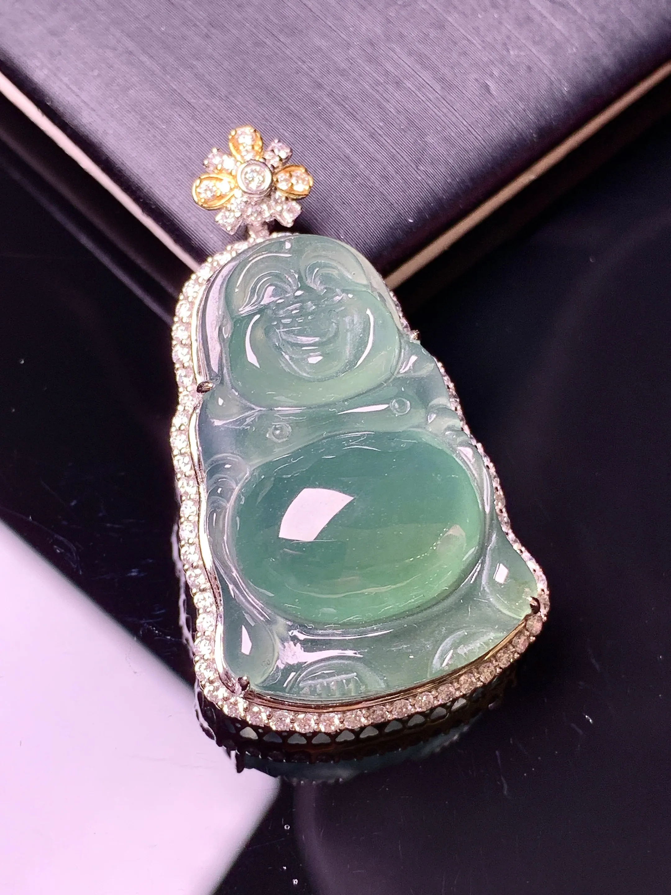 18k金钻镶嵌晴绿佛公吊坠 玉质细腻 色泽艳丽清新 整体尺寸38.2*22*10.8