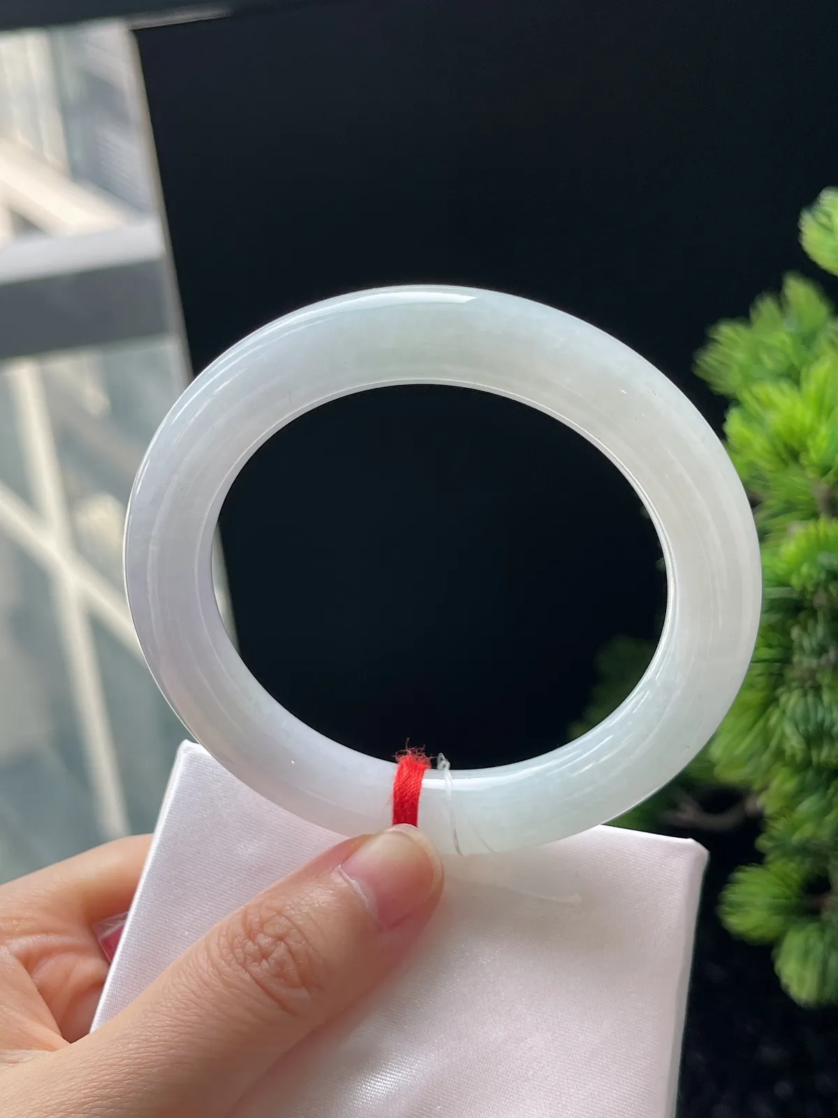 圆镯56.9圈口，翡翠冰糯种春带彩手镯