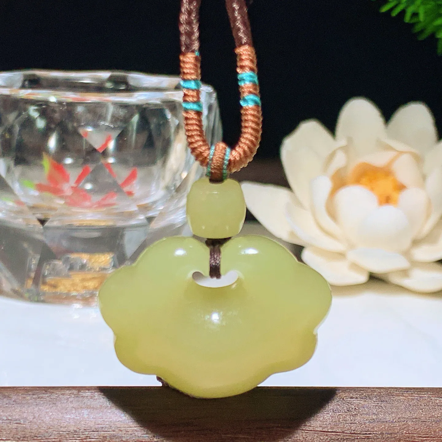 新疆和田玉若羌黄口料如意锁挂件。尺寸21/31/15重20克。玉质细腻油润。手推出油。佩戴高端典雅。lt260206