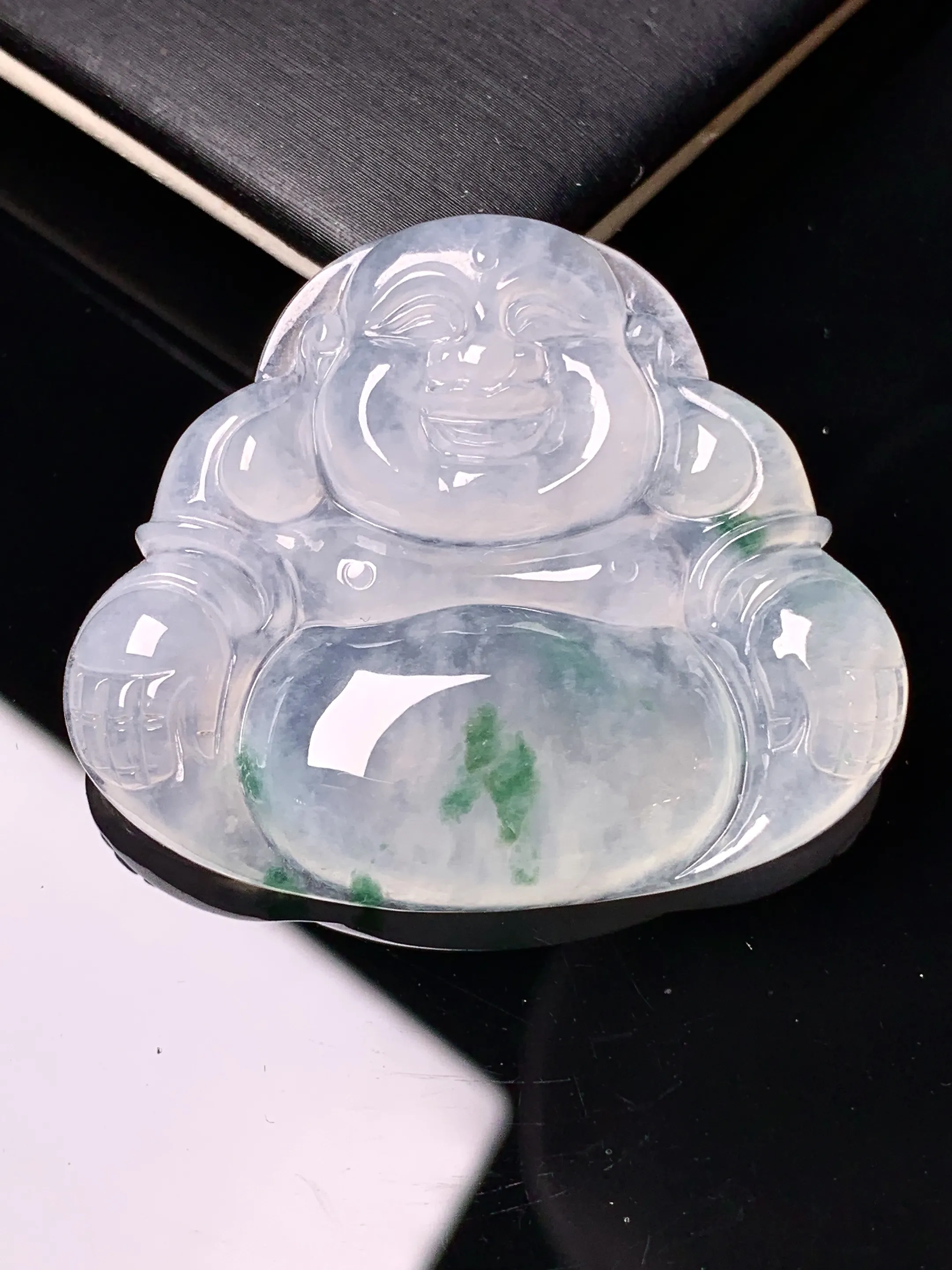 冰种飘绿佛公吊坠 玉质细腻 色泽艳丽清新 整体尺寸35.2*41.6*6