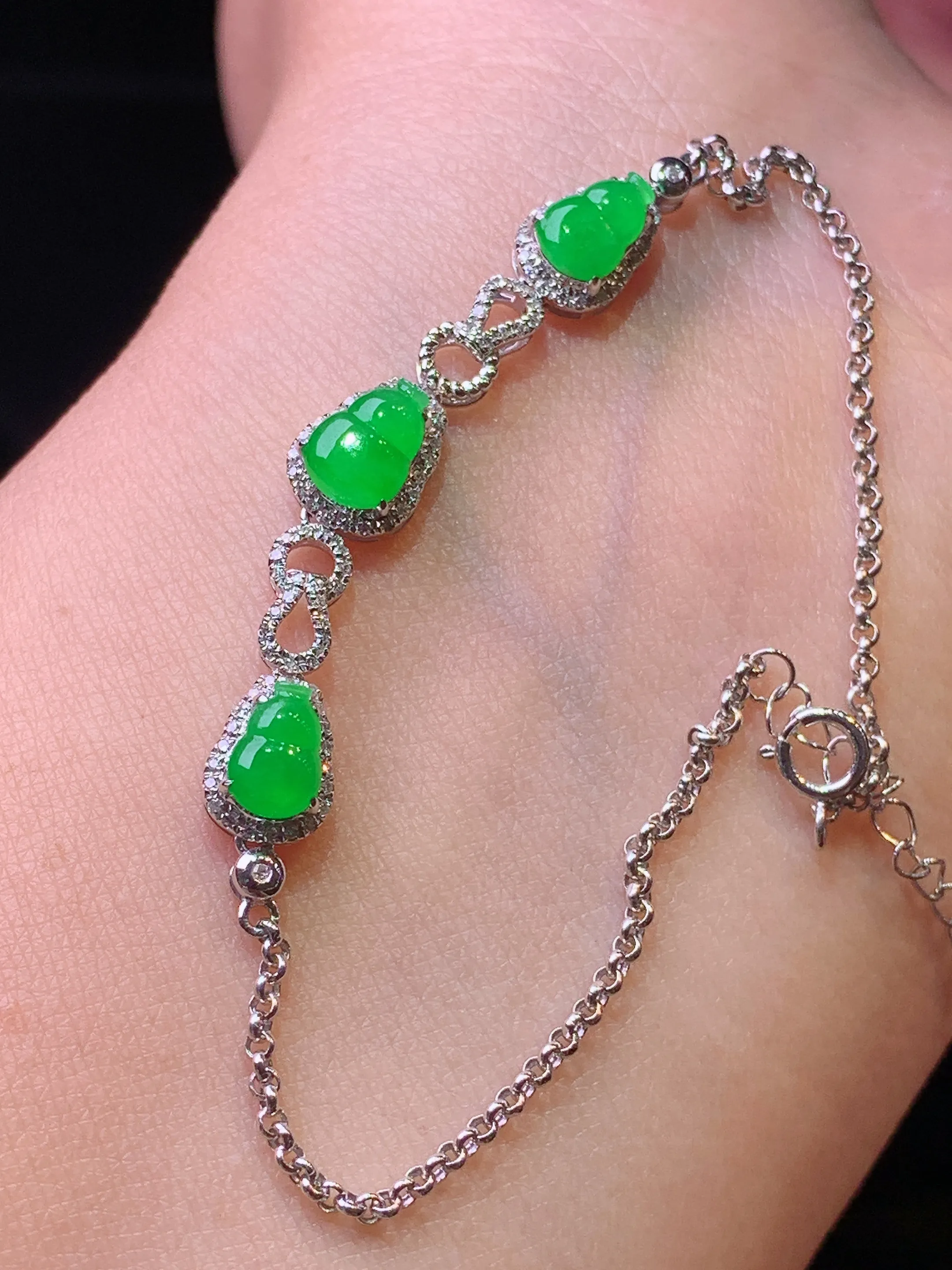 18k金钻镶嵌翠绿葫芦手链 玉质细腻 色泽艳丽清新 整体尺寸40.6*6.6*4.7