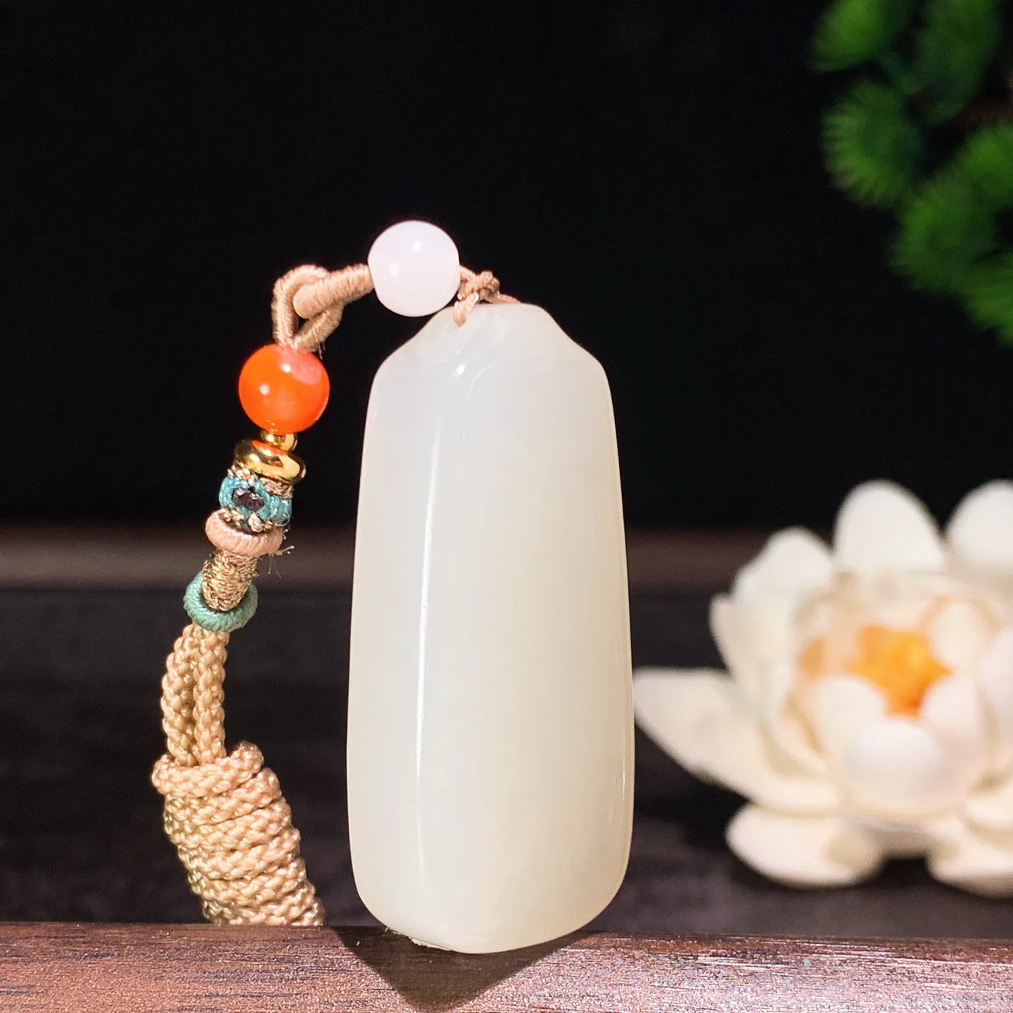 和田玉白玉平安无事牌挂件 尺寸41/19/11重22克。玉质细腻油润。手推出油。佩戴高端典雅。lt260206