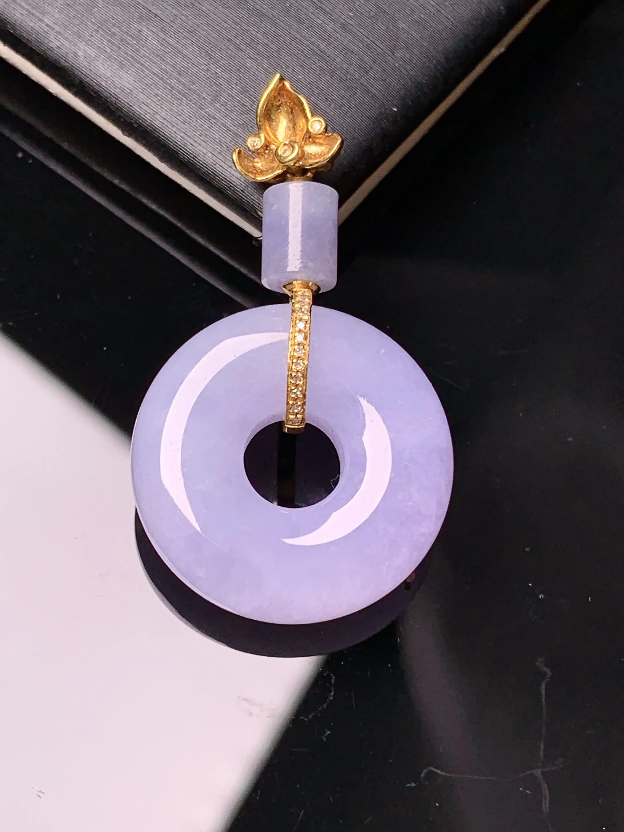 18k金镶嵌紫罗兰平安环吊坠 玉质细腻 色泽艳丽清新 整体尺寸33.8*19.6*6