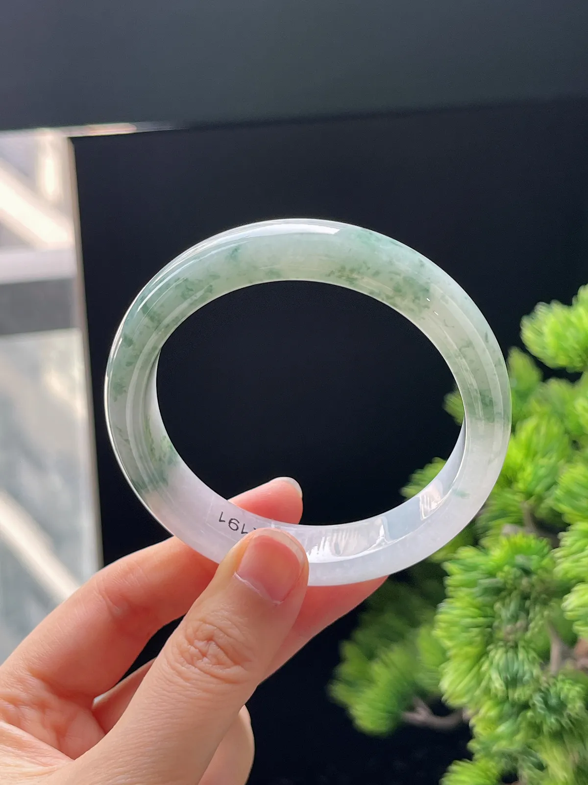 正圈55.7圈口，翡翠冰糯种飘绿手镯