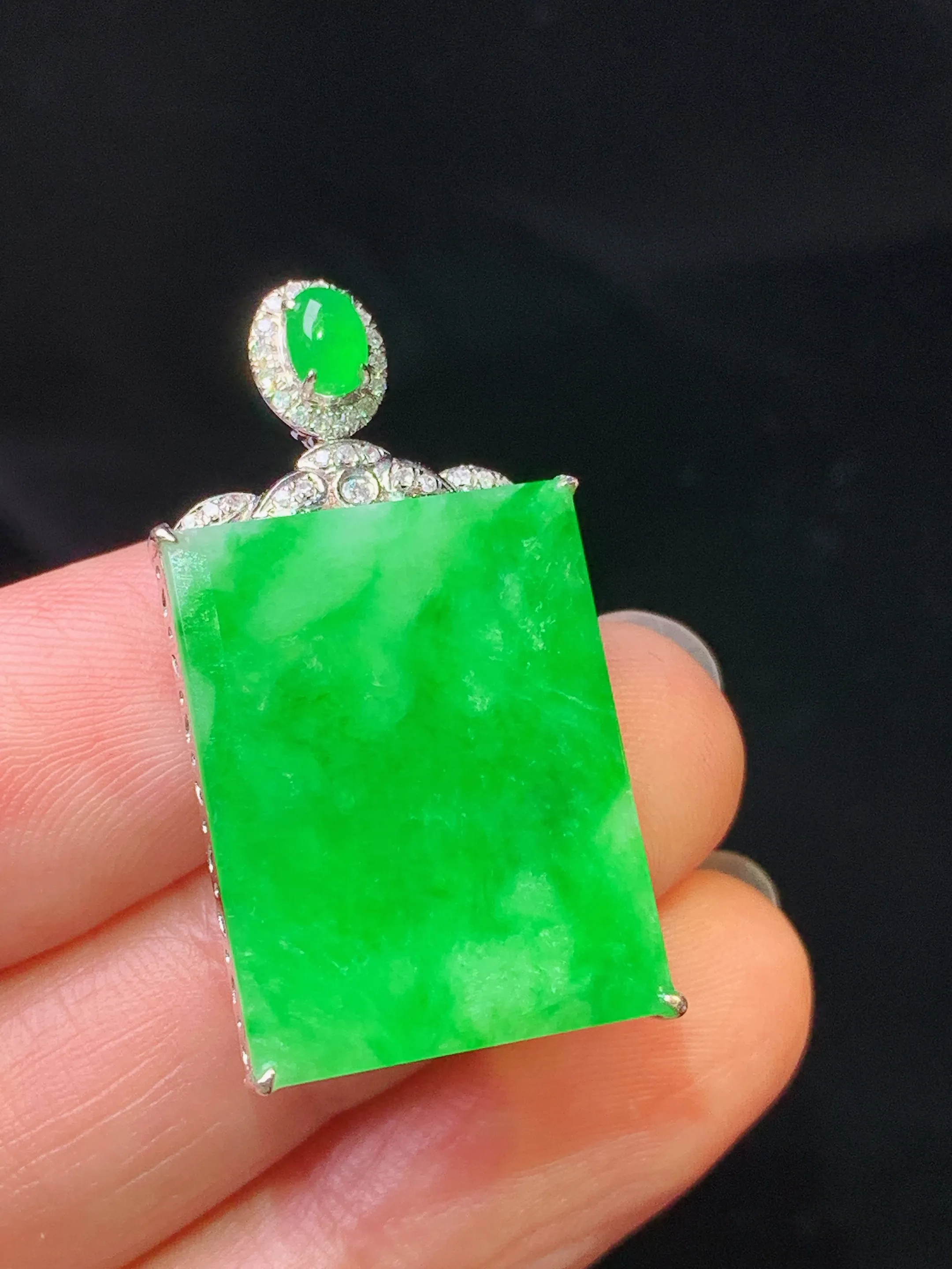 18k金钻镶嵌翠绿无事牌吊坠 玉质细腻 色泽艳丽清新 整体尺寸32.5*17.6*6