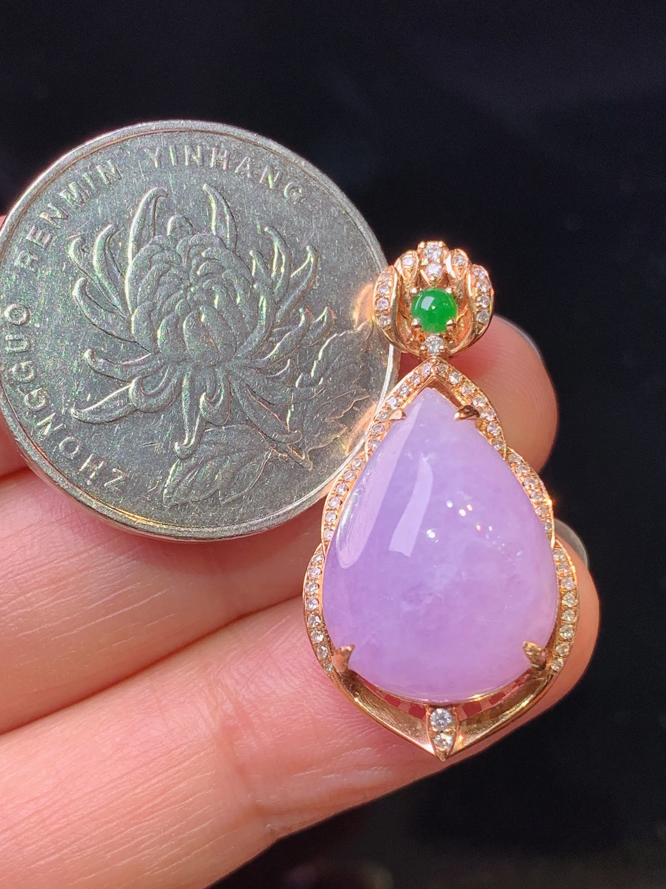 18k金钻镶嵌紫罗兰水滴吊坠 玉质细腻 色泽艳丽清新 整体尺寸30.2*15.5*12.2