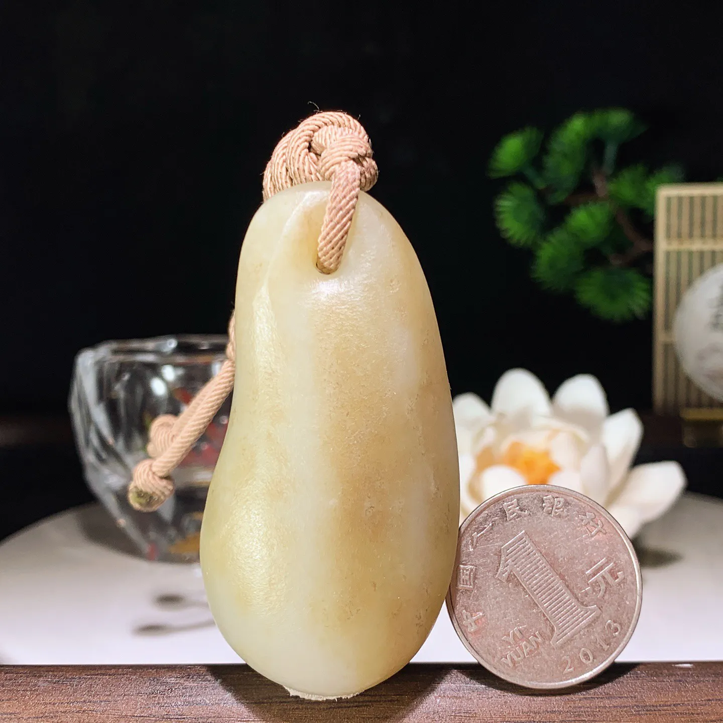 新疆和田玉糖料随型挂件 尺寸63/31/16重55克。玉质细腻油润。手推出油。佩戴高端典雅。lt260206