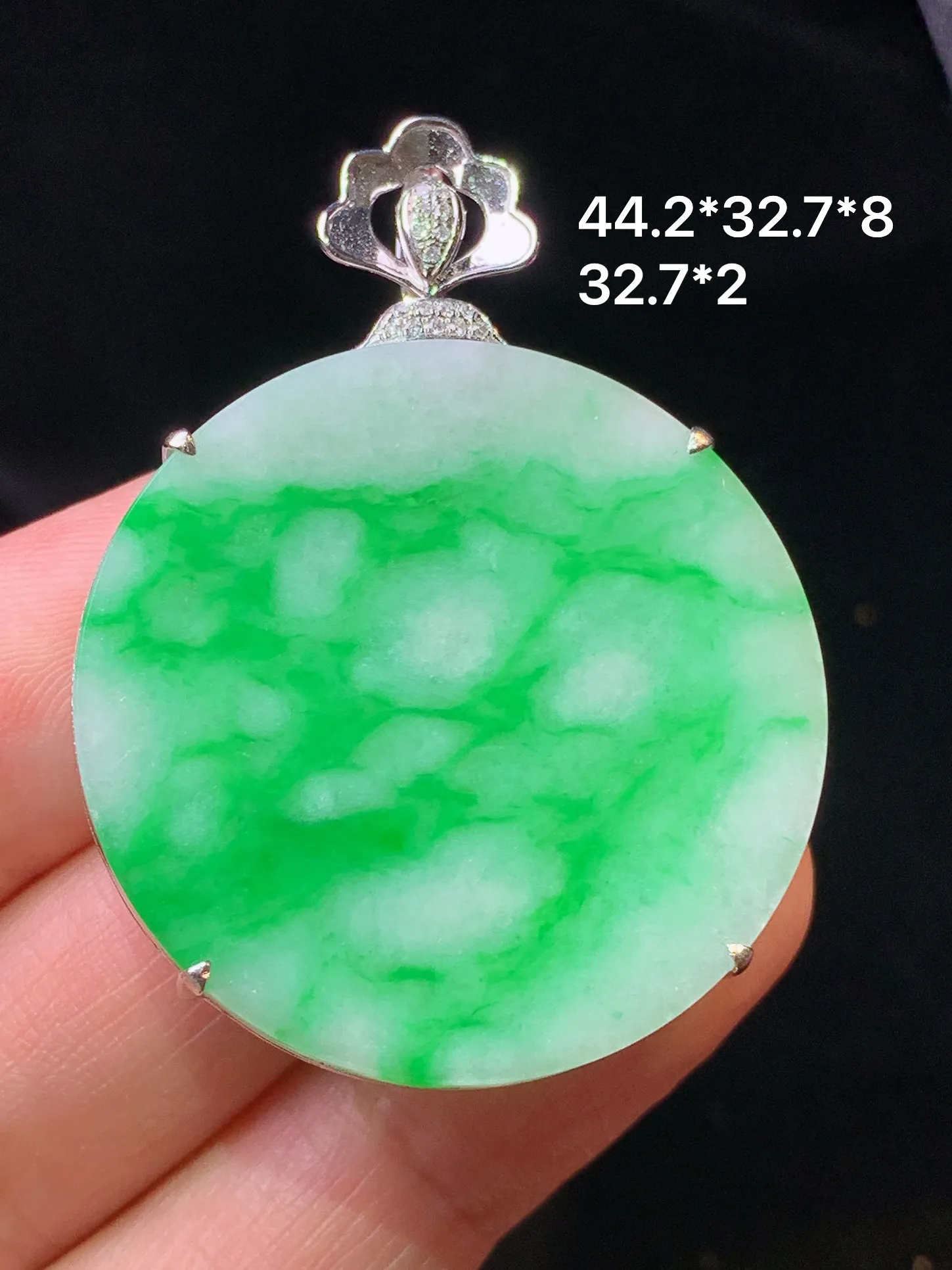 18k金钻镶嵌飘绿圆牌吊坠 玉质细腻 色泽艳丽清新 整体尺寸44.2*32.7*8