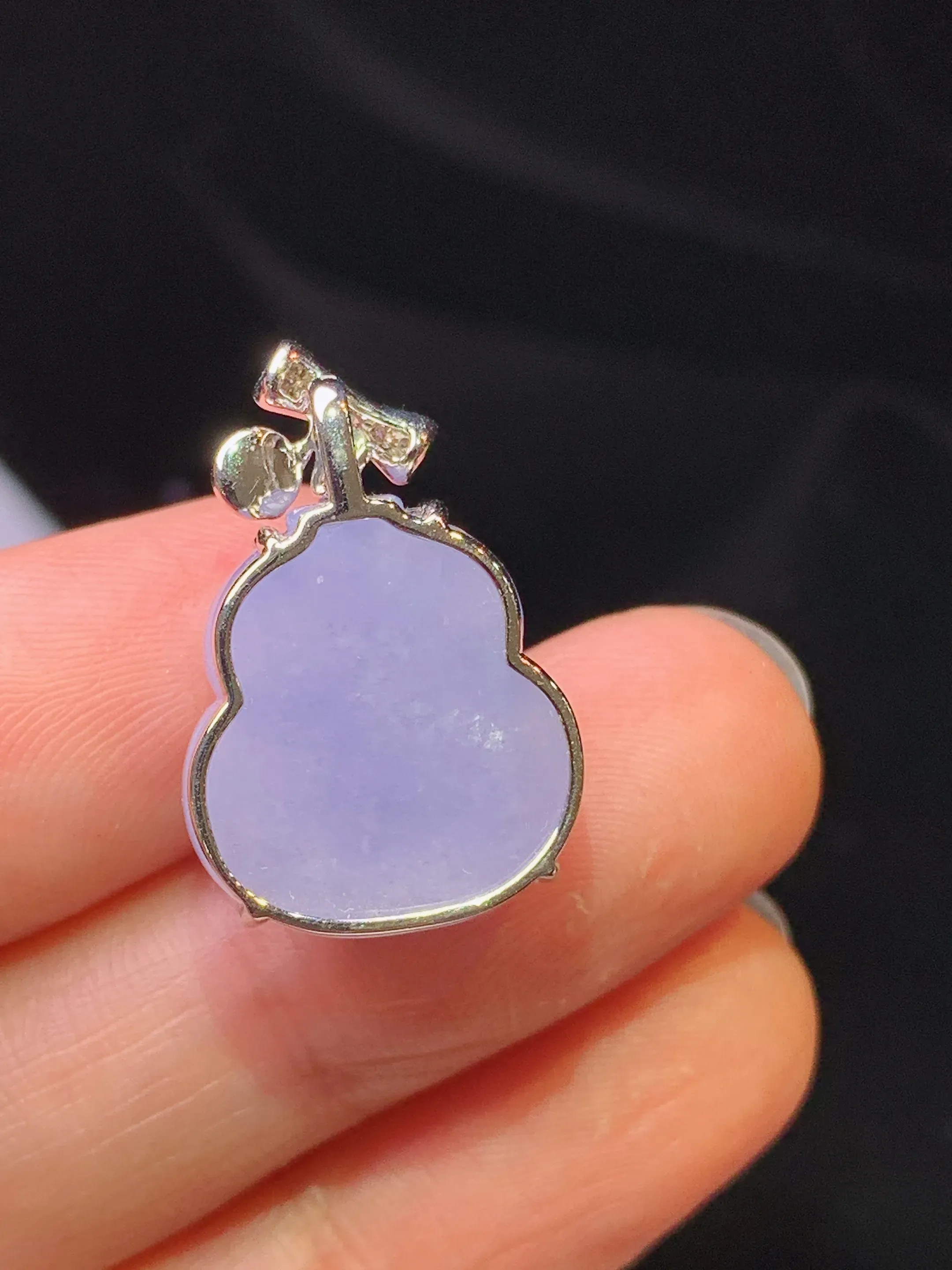 18k金钻镶嵌紫罗兰葫芦吊坠 玉质细腻 色泽艳丽清新 整体尺寸22.5*15*9.8