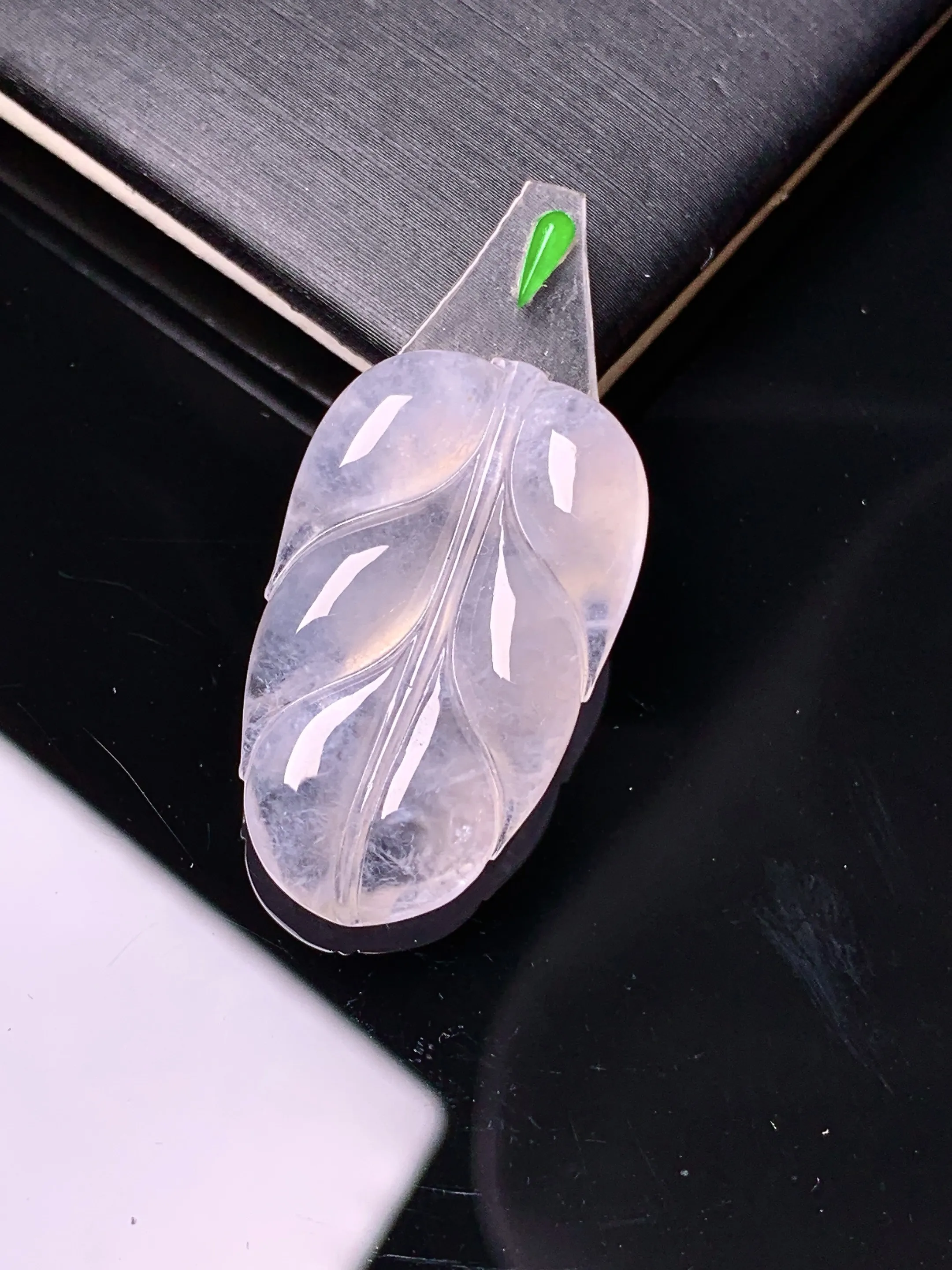 镶嵌款 冰种树叶吊坠 玉质细腻 色泽艳丽清新 整体尺寸28*16.8*4.8