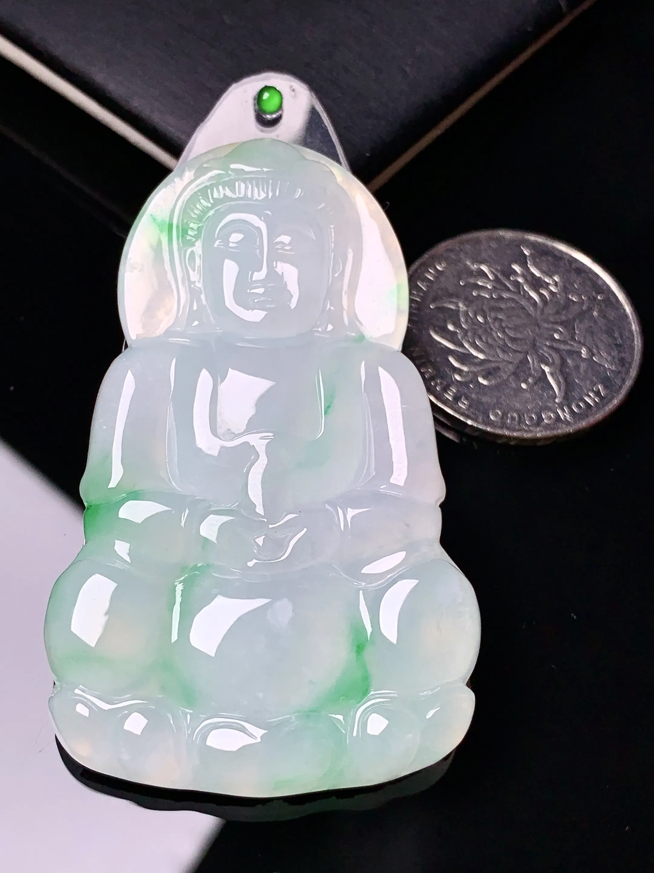 镶嵌款 飘绿观音菩萨吊坠 玉质细腻 色泽艳丽清新 整体尺寸58.2*35.6*5.5