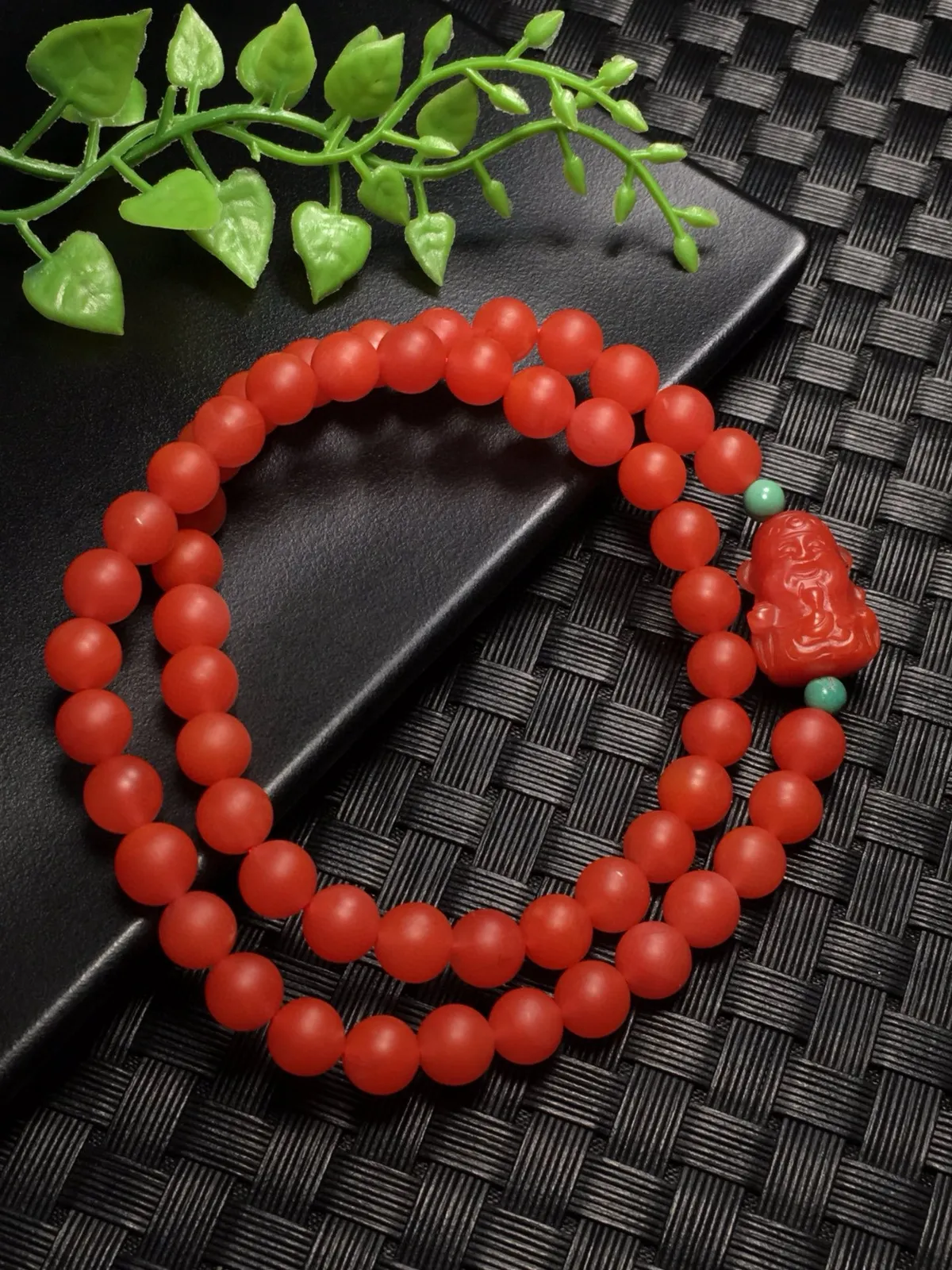 天然保山南红两圈手链 颜色油润细腻搭配绿松石 南红精雕财神 尺寸:6.5mm  重:25.19克 南红古称南红＂赤玉＂赤玉内敛端庄 且有财运亨通寓意 送礼 自戴 非常百搭