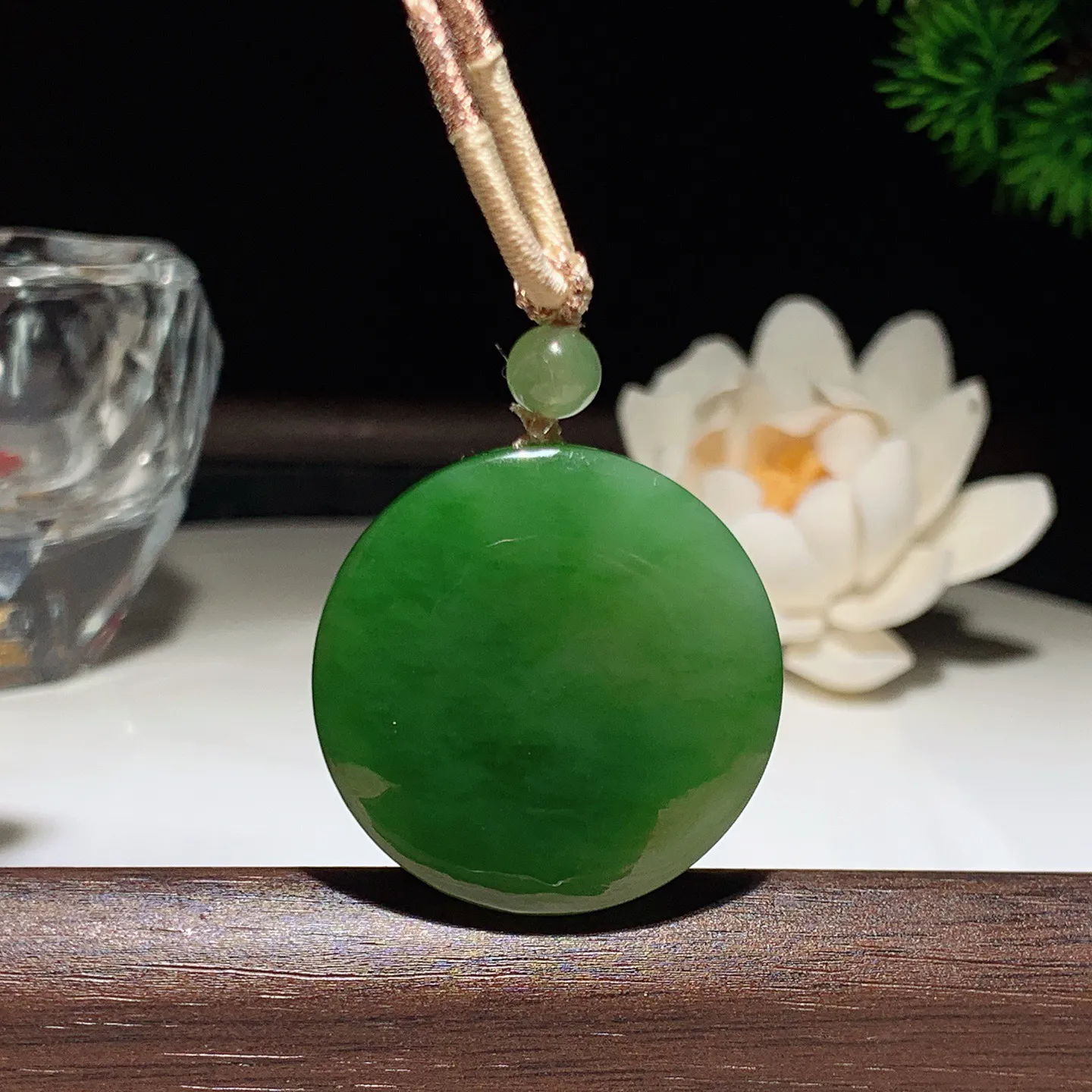 和田玉阳绿俄罗斯碧玉下山虎圆牌挂件。尺寸31/9重17.3克。“上山虎升官，下山虎发财”玉质细腻油润。手推出油。佩戴高端典雅。lt260206