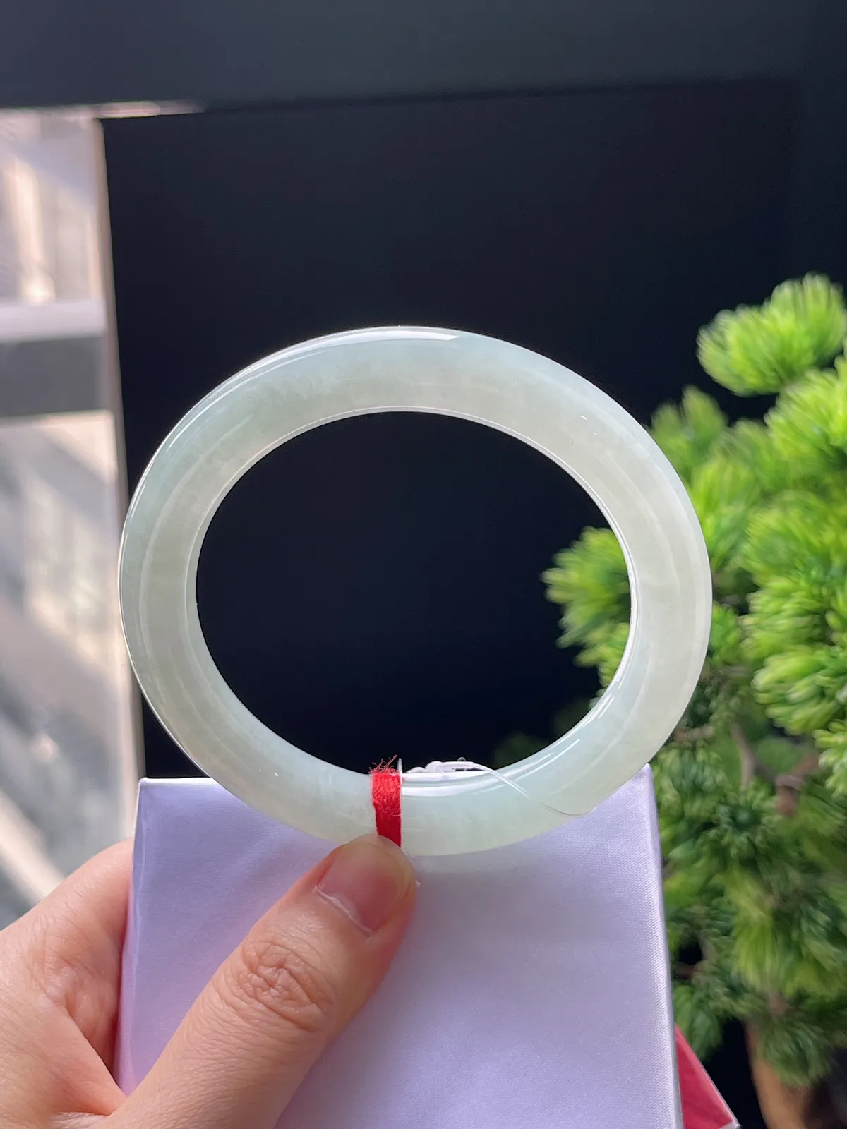 圆镯58圈口，翡翠冰糯种淡绿色手镯