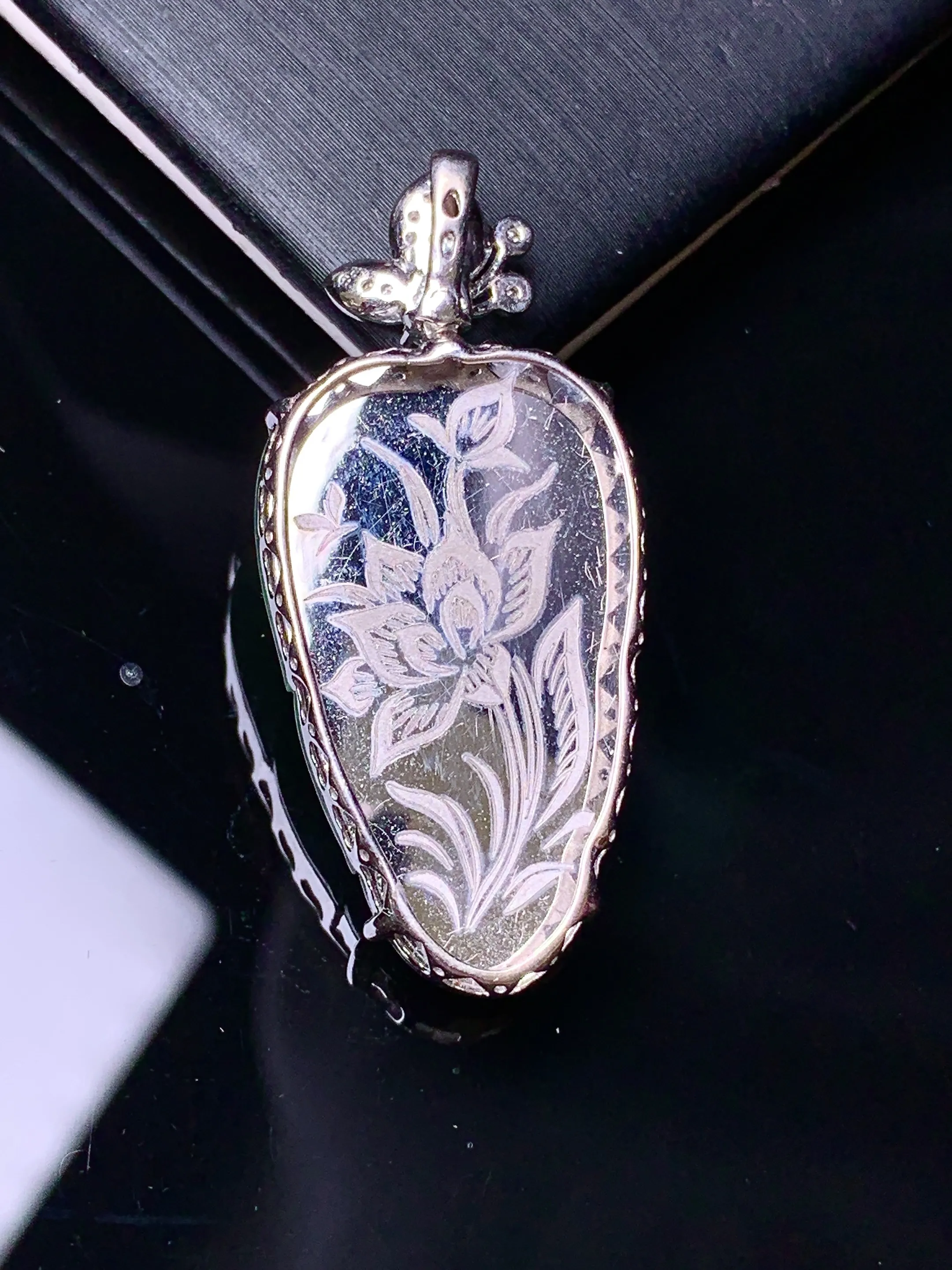 18k金钻镶嵌翠绿树叶吊坠 玉质细腻 色泽艳丽清新 整体尺寸37.5*17.2*5.6