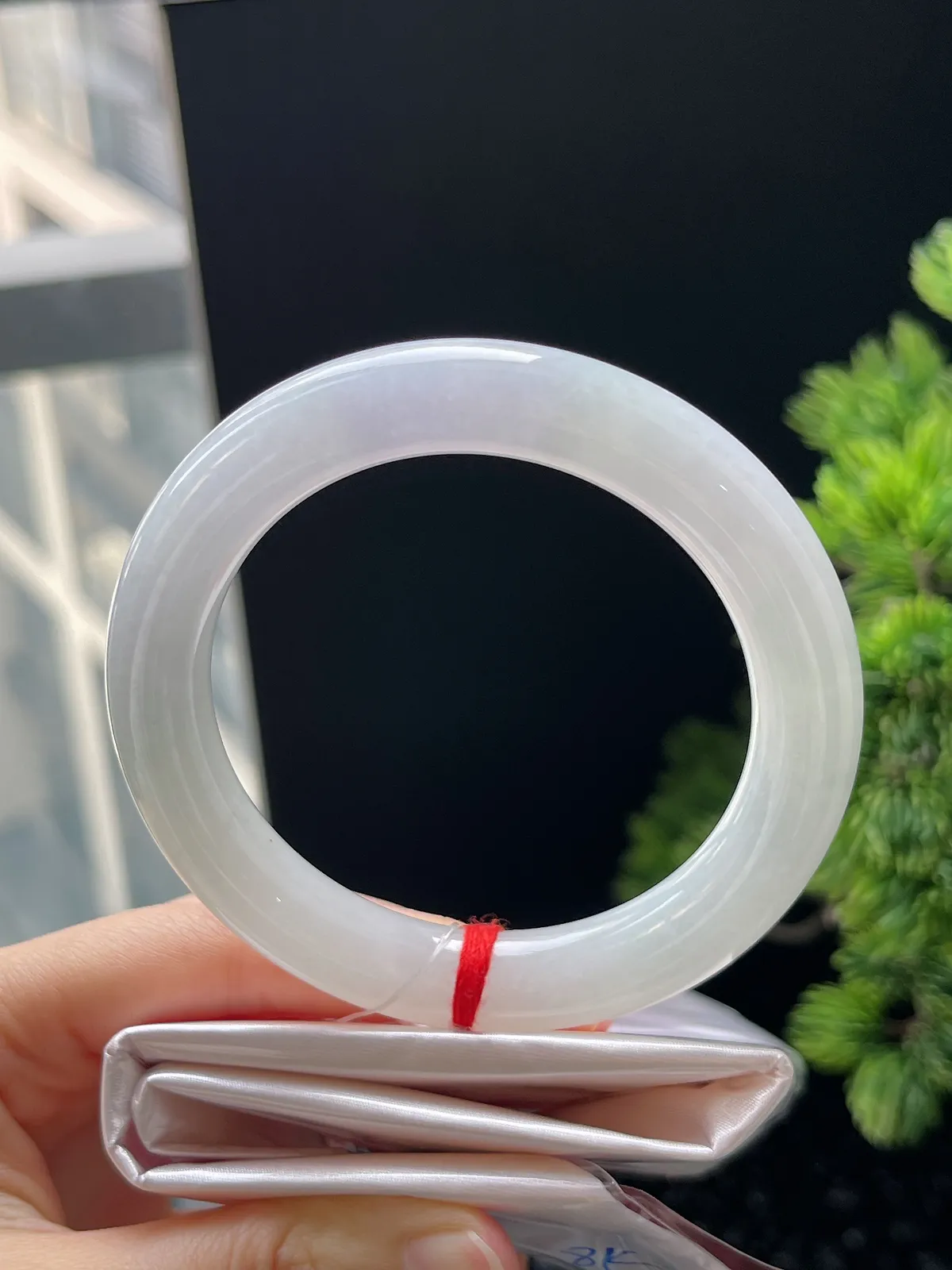 圆镯56.9圈口，翡翠冰糯种春带彩手镯