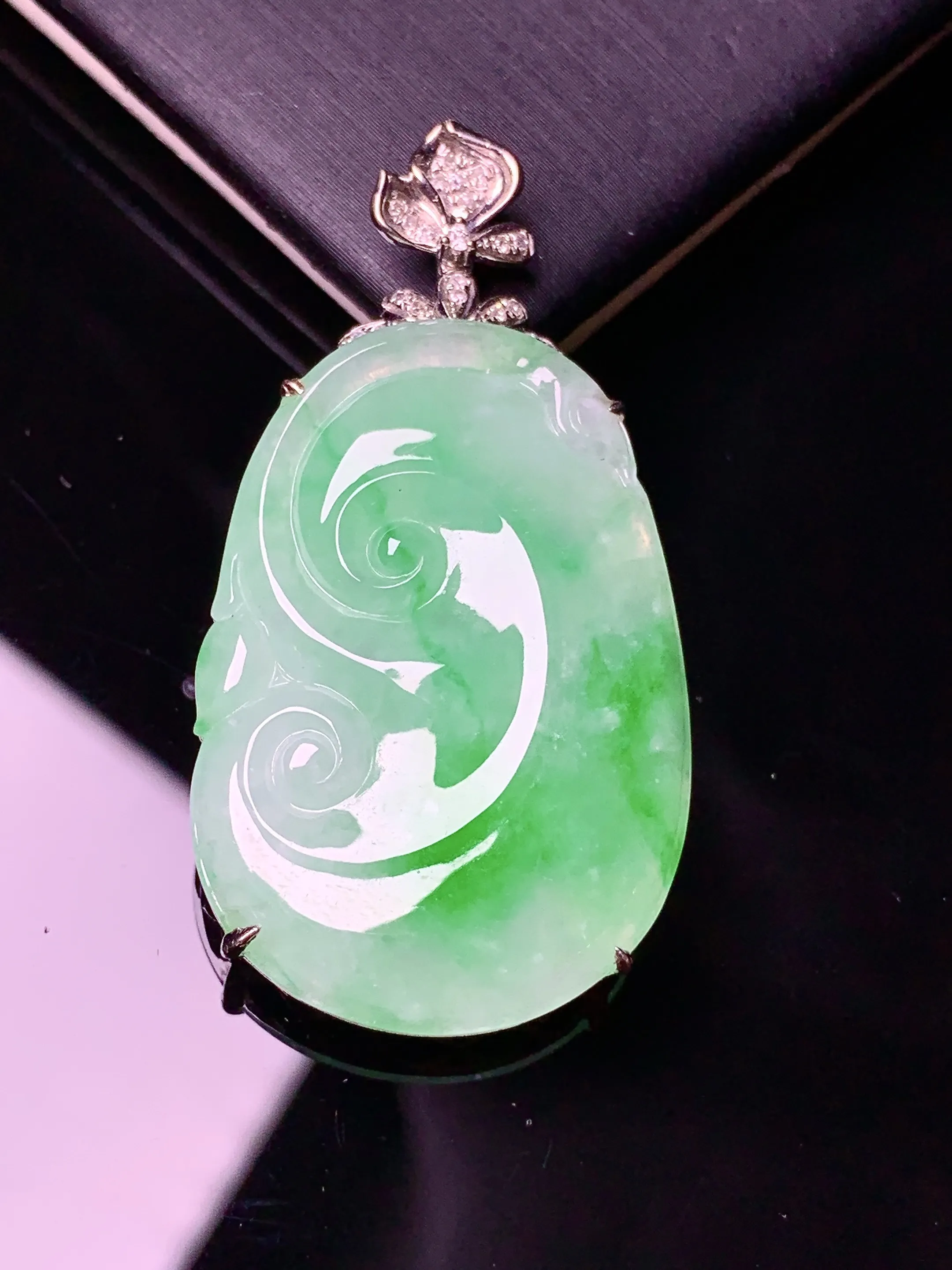 18k金钻镶嵌翠绿如意吊坠 玉质细腻 色泽艳丽清新 整体尺寸42.6*22.3*6