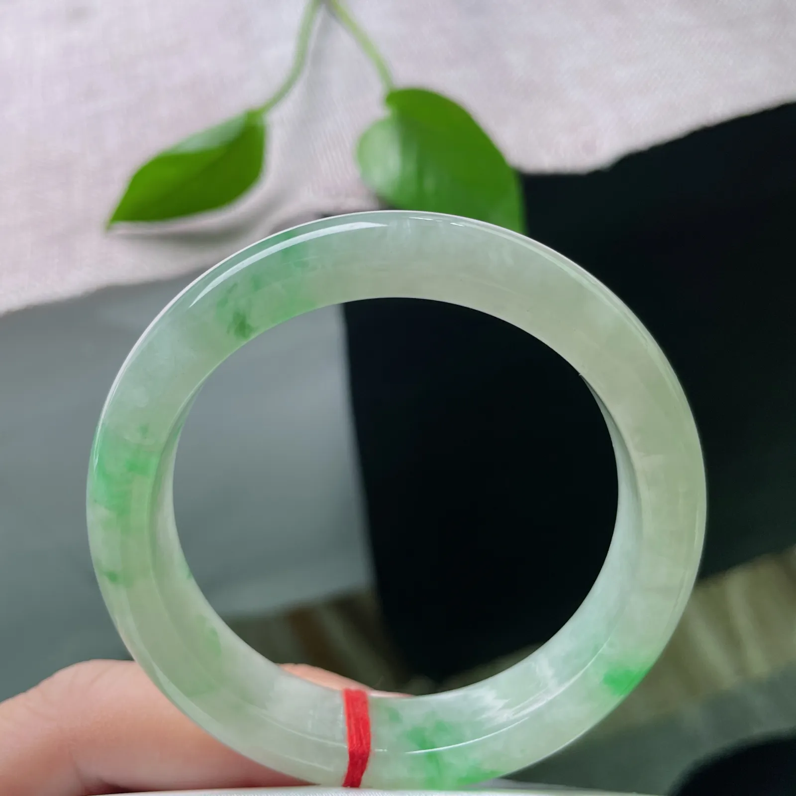 秒杀价#53.8/12.6/8，飘阳绿正圈，种老，晶莹剔透，翠色娇艳欲滴，晶体纹