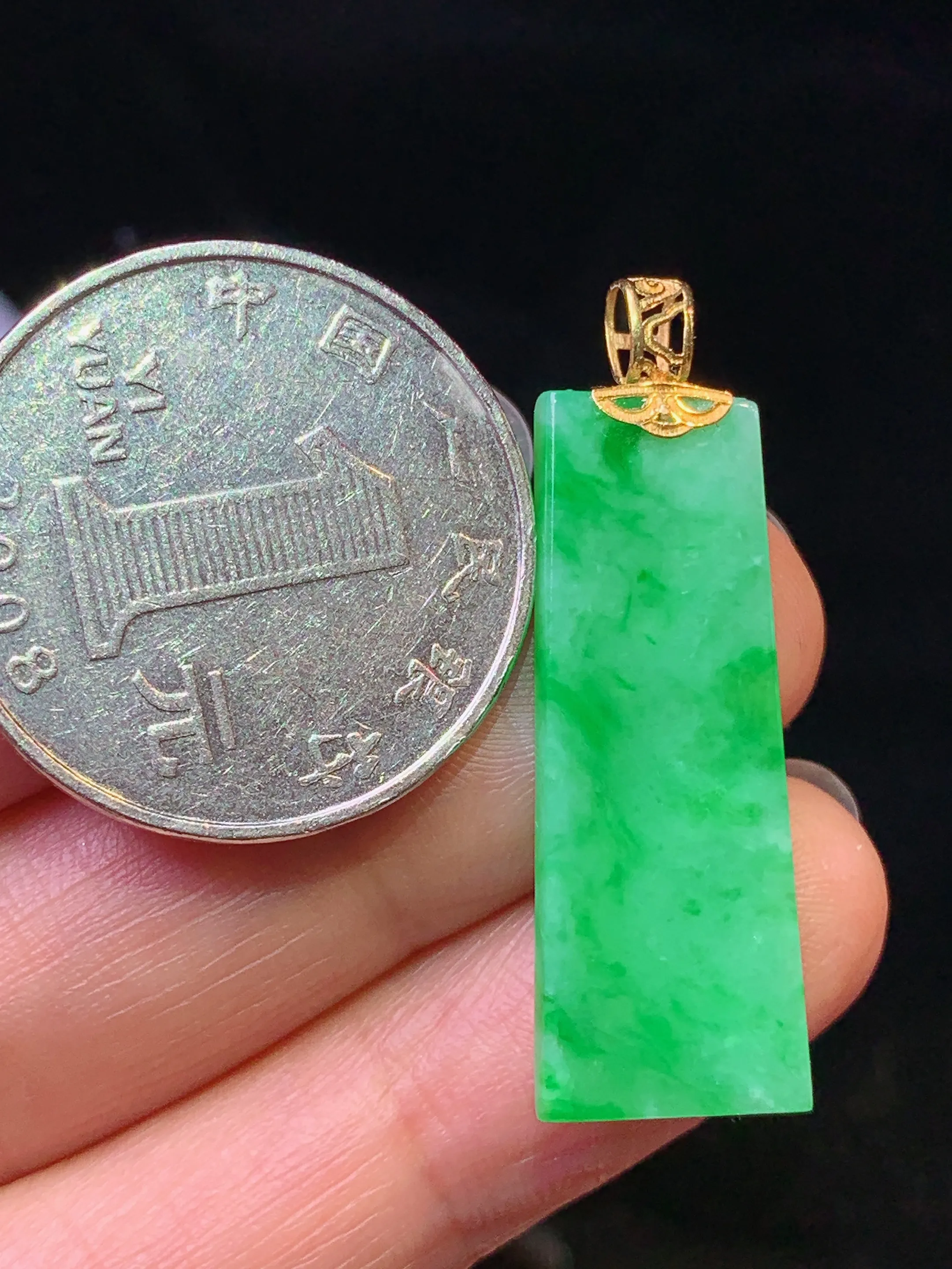 18k金镶嵌翠绿无事牌吊坠 玉质细腻 色泽艳丽清新 整体尺寸35.7*11.5*2.7