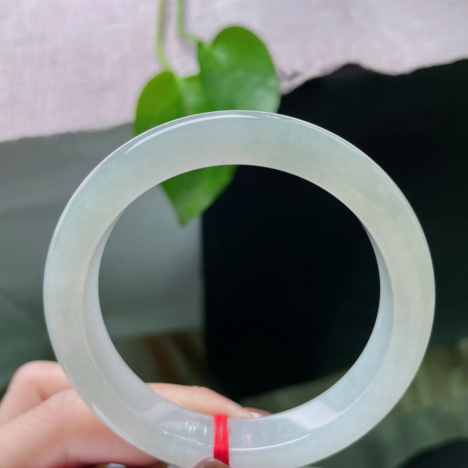 55.7/11.6/8.3，冰晴底正圈，清润通透，寻一方美玉，伴岁岁朝朝安暖。洒金，完美