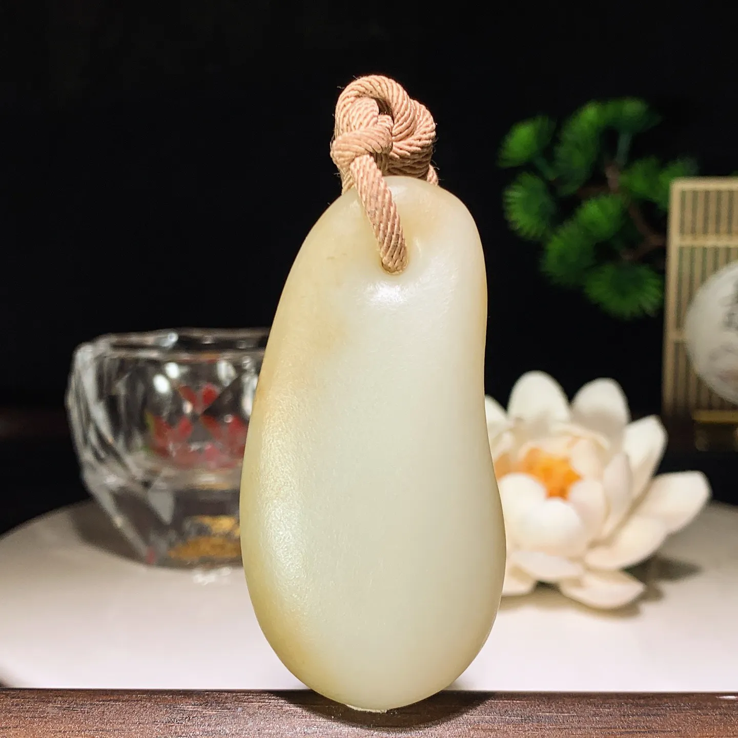 新疆和田玉糖料随型挂件 尺寸63/31/16重55克。玉质细腻油润。手推出油。佩戴高端典雅。lt260206