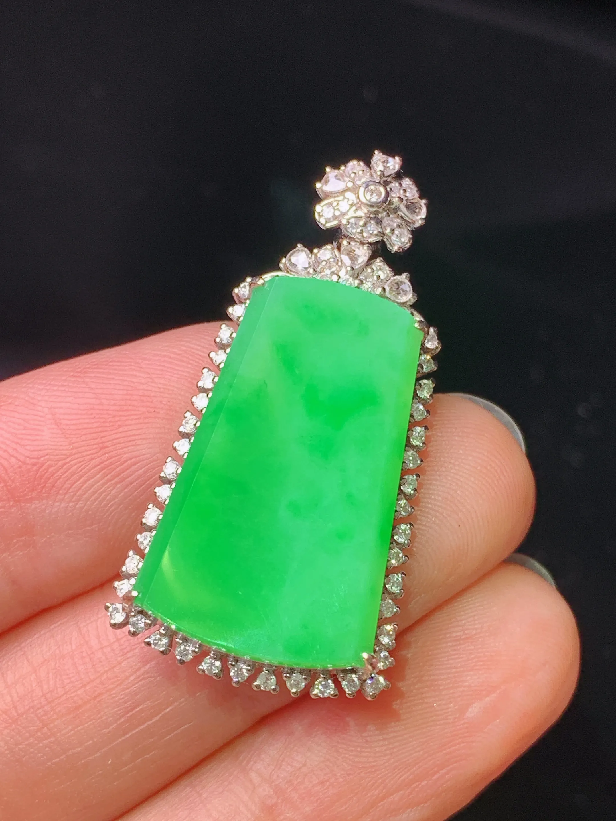 18k金钻镶嵌翠绿无事牌吊坠 玉质细腻 色泽艳丽清新 整体尺寸35.6*17.8*7