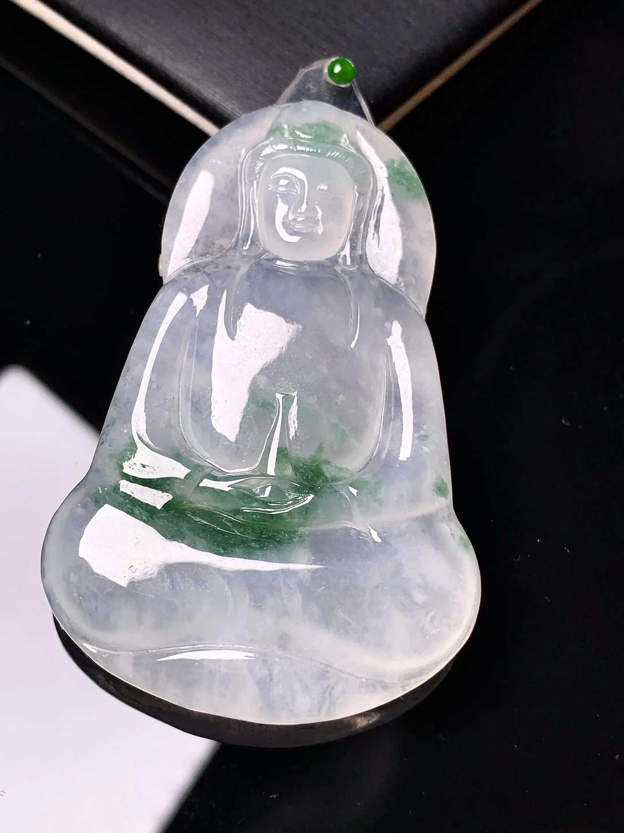 镶嵌款 飘绿素衣观音菩萨吊坠 玉质细腻 色泽艳丽清新 整体尺寸56.6*36.8*5.5
