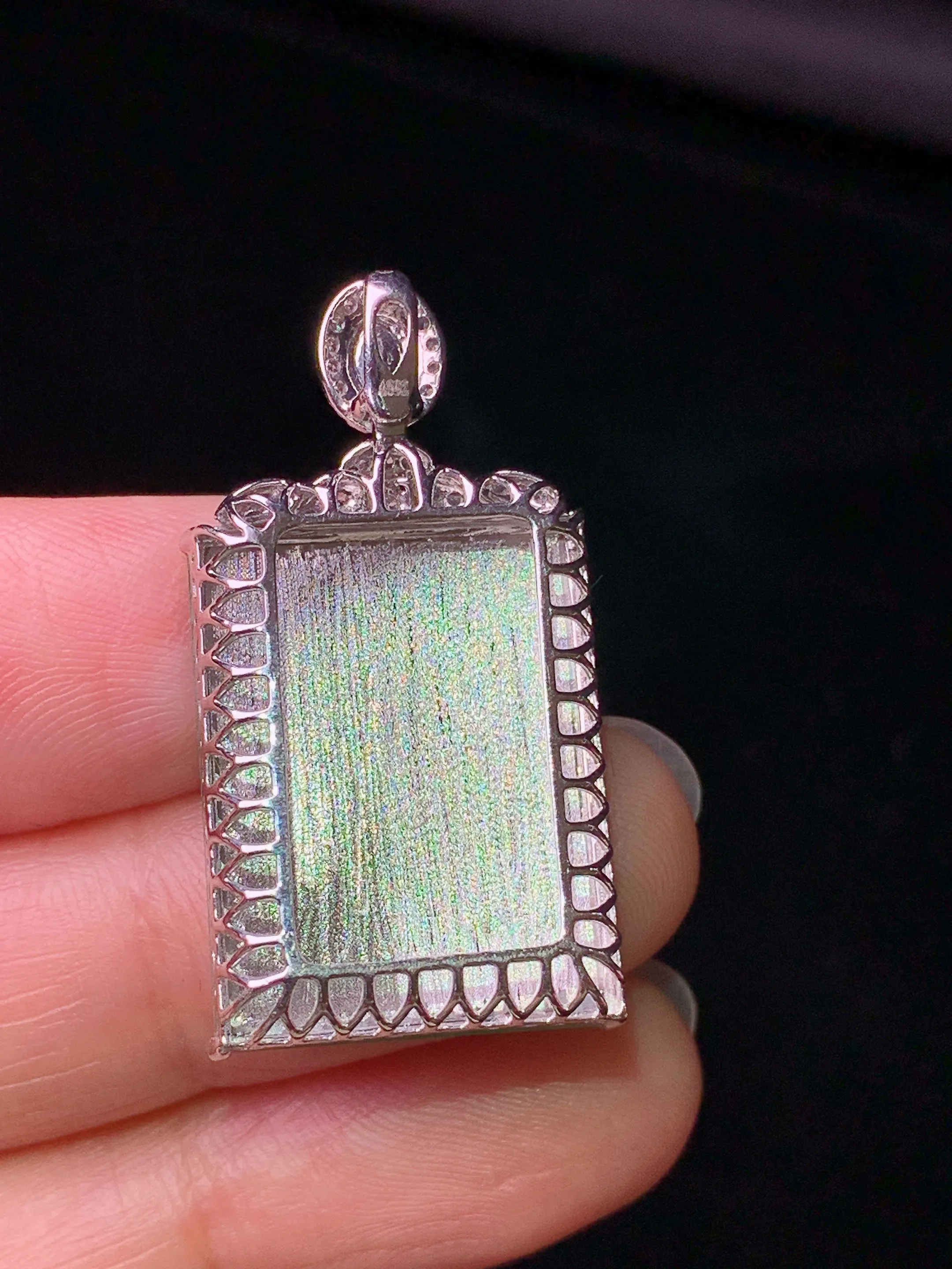 18k金钻镶嵌翠绿无事牌吊坠 玉质细腻 色泽艳丽清新 整体尺寸32.5*17.6*6