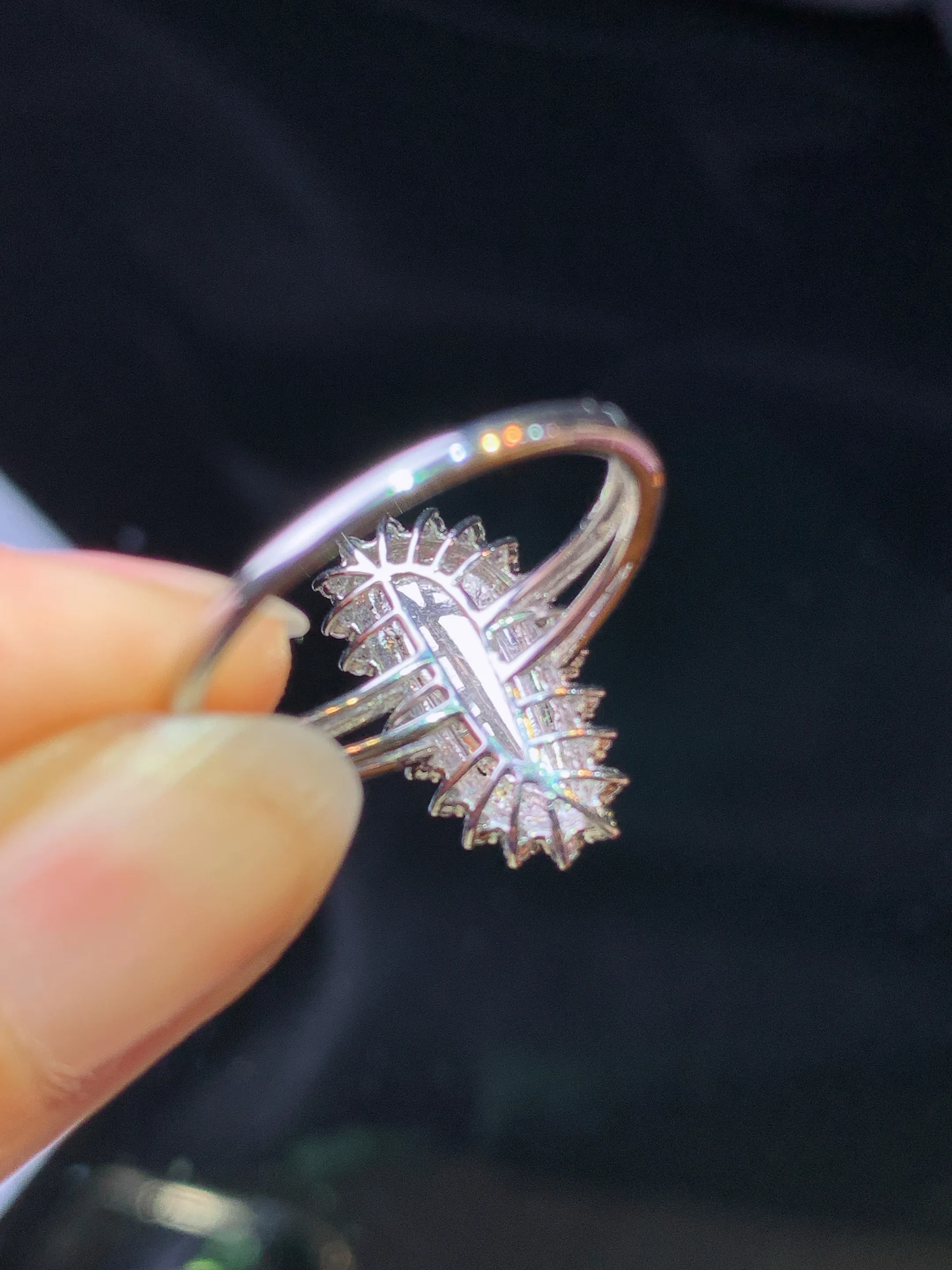 18k金钻镶嵌满绿随形吊坠 玉质细腻 色泽艳丽清新 圈口14 整体尺寸17.3*9.2*6.7