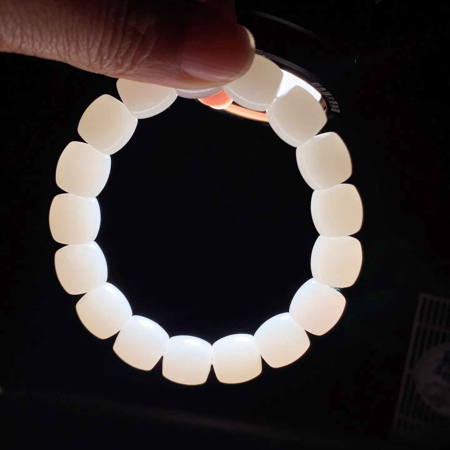 新疆和田玉白玉羊脂白直切老型珠手串 单颗尺寸11重49.5克。玉质细腻油润。手推出油。佩戴高端典雅。lt260206