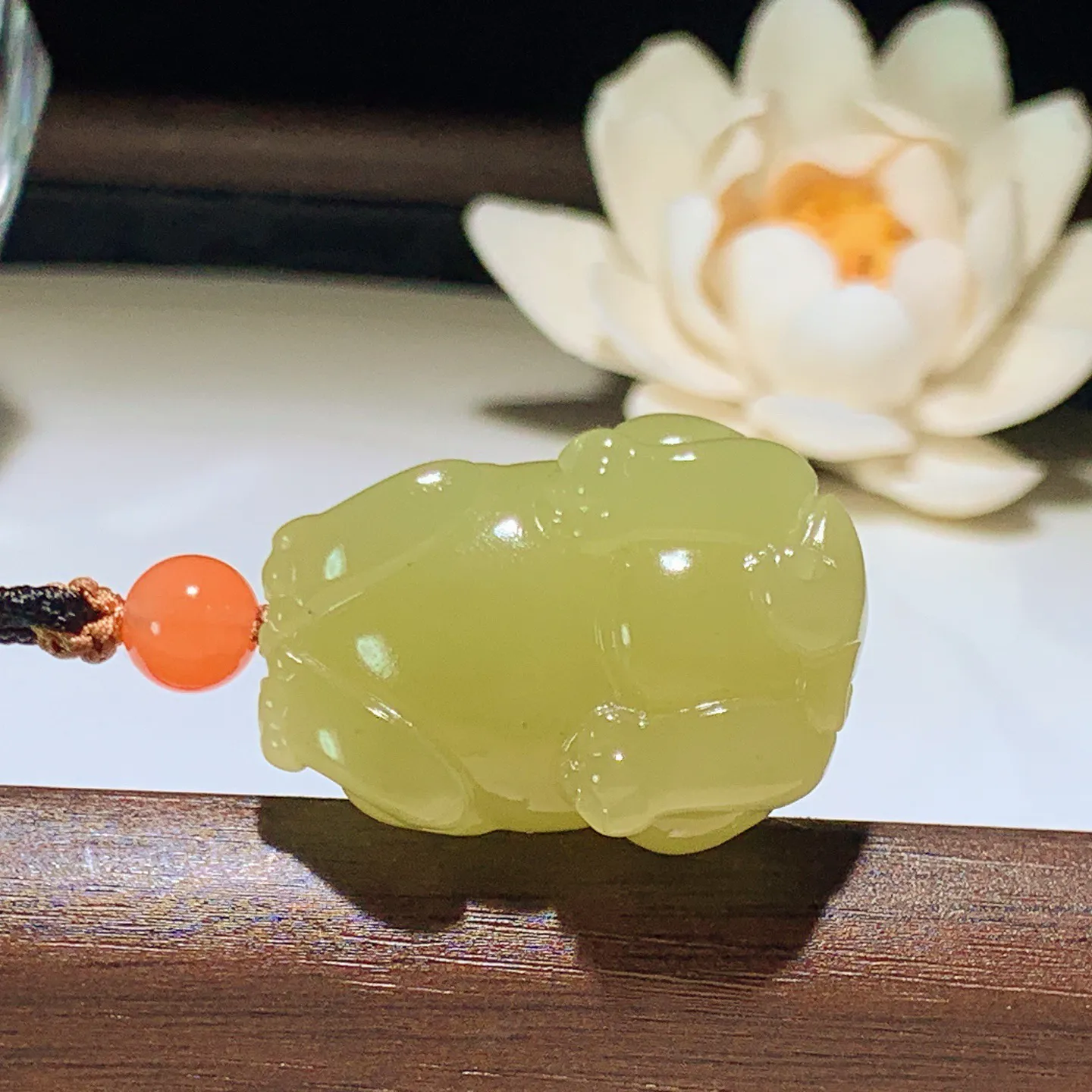 新疆和田玉若羌黄口料猫眼招财进宝貔貅挂件。尺寸30/22/17重21克。玉质细腻油润。手推出油。佩戴高端典雅。lt260206