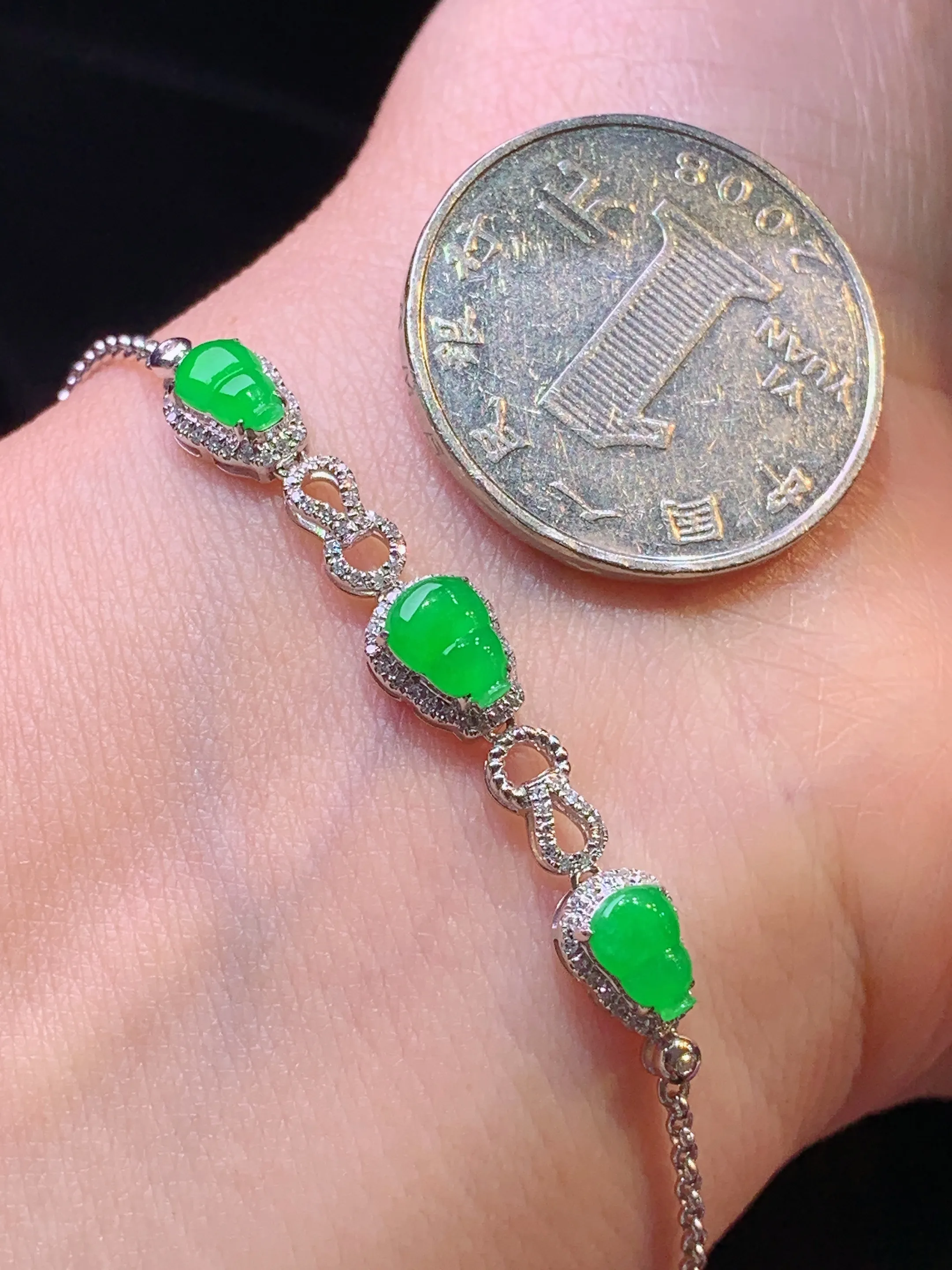 18k金钻镶嵌翠绿葫芦手链 玉质细腻 色泽艳丽清新 整体尺寸40.6*6.6*4.7