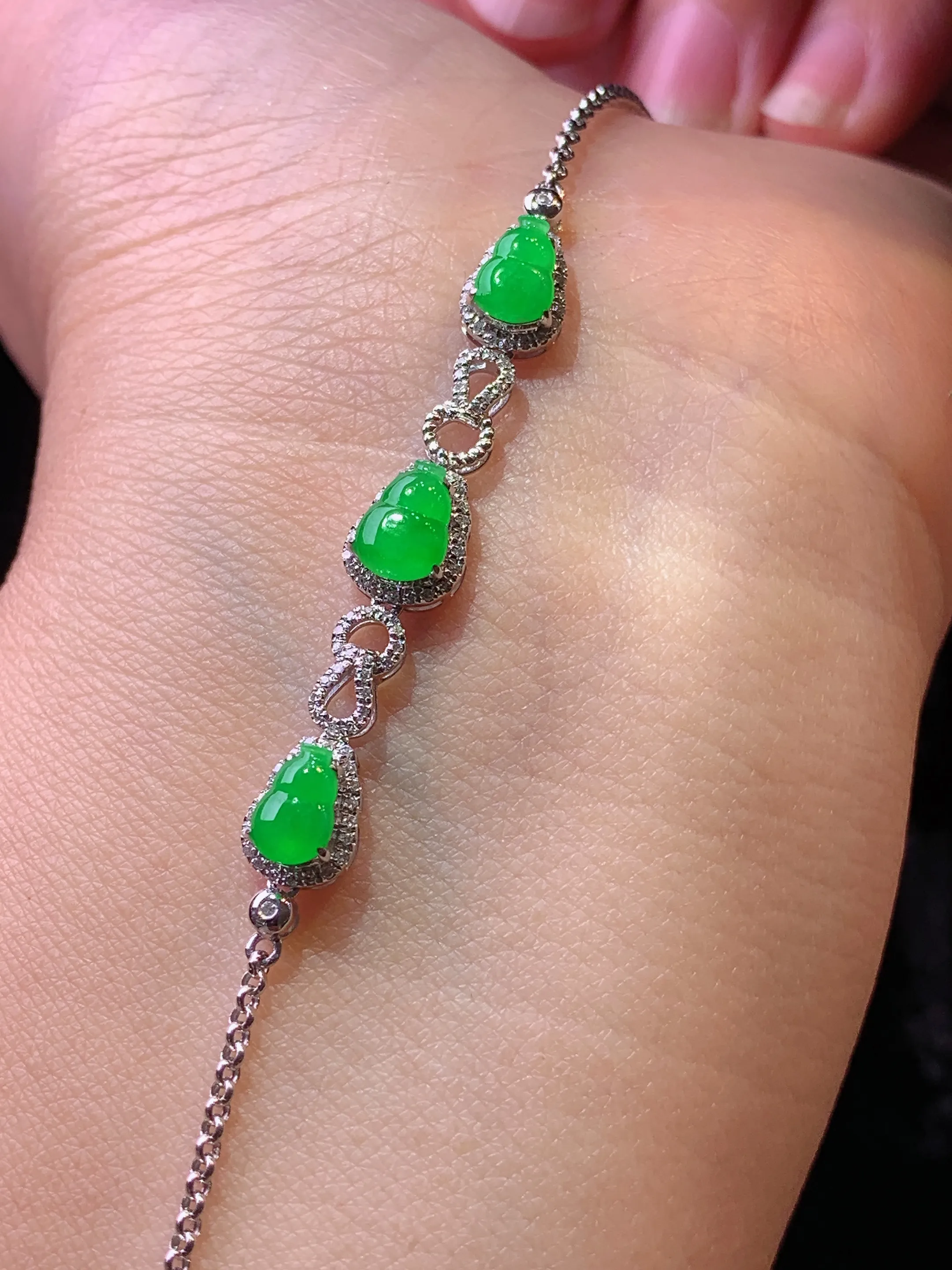18k金钻镶嵌翠绿葫芦手链 玉质细腻 色泽艳丽清新 整体尺寸40.6*6.6*4.7