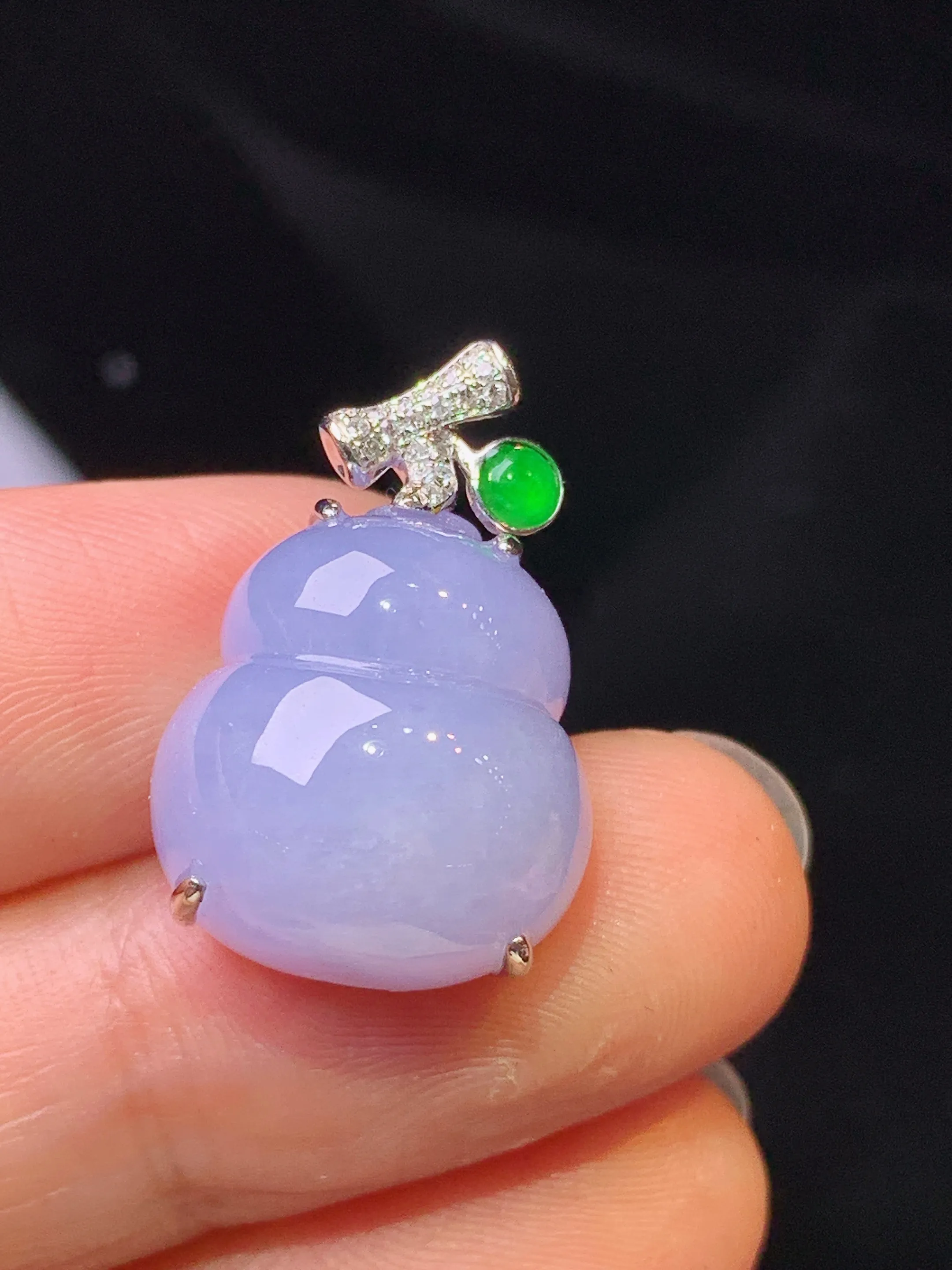 18k金钻镶嵌紫罗兰葫芦吊坠 玉质细腻 色泽艳丽清新 整体尺寸22.5*15*9.8