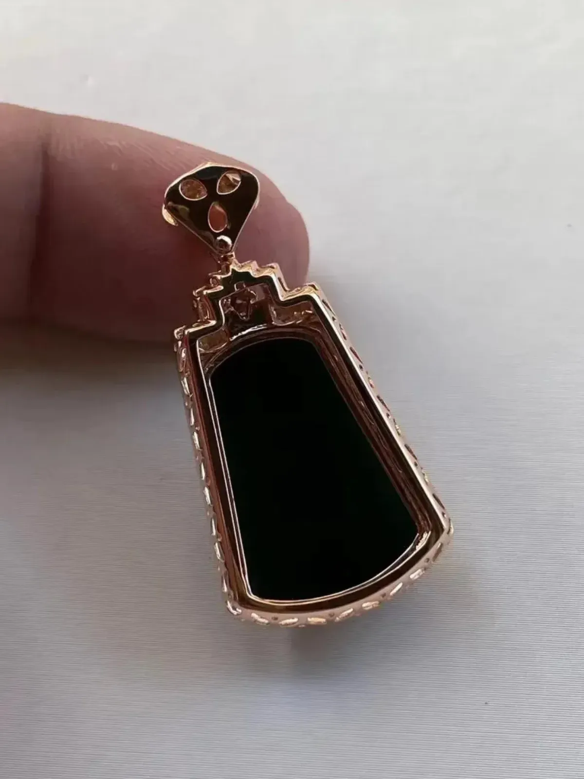 墨翠：【平安无事牌】吊坠、18K金+南非钻镶嵌，细腻干净，黑度极黑，性价比高，做工精致，打灯透绿 裸石尺寸 21.0*15.2‘