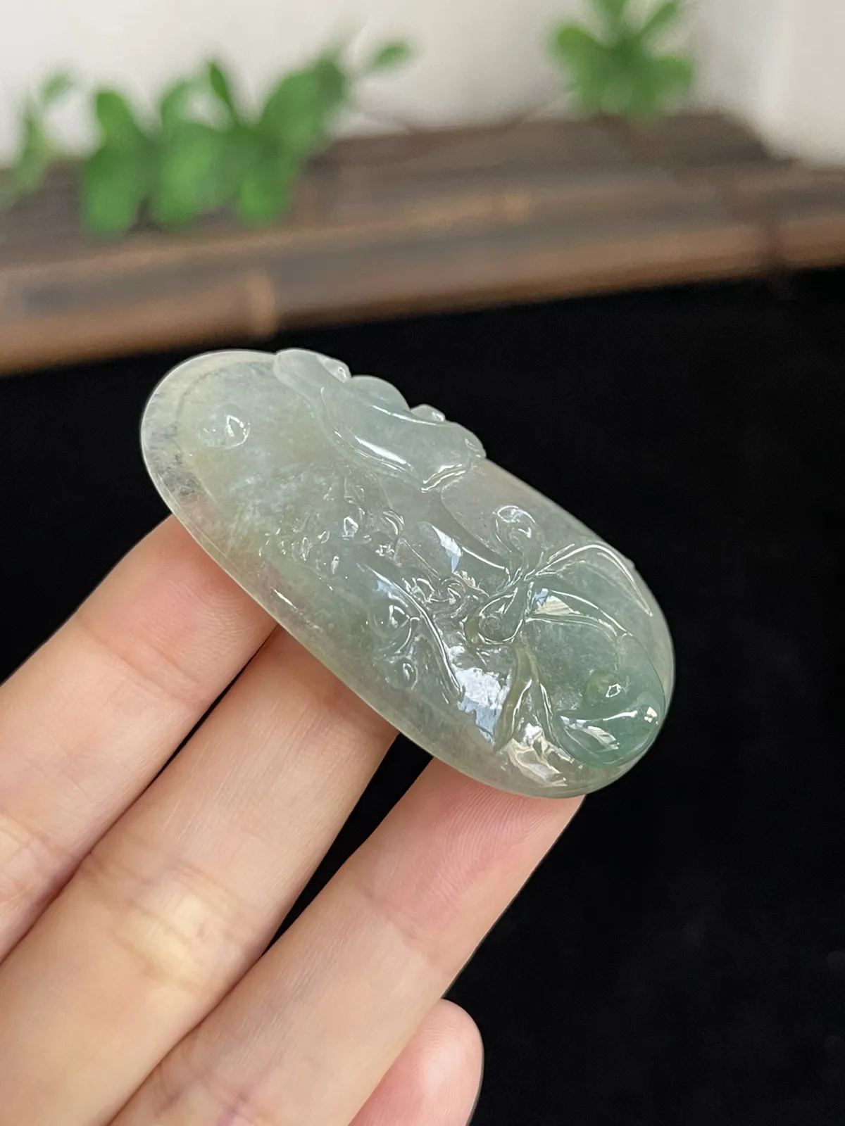 冰种淡绿色，精雕工，花鸟虫鱼，翡翠吊坠