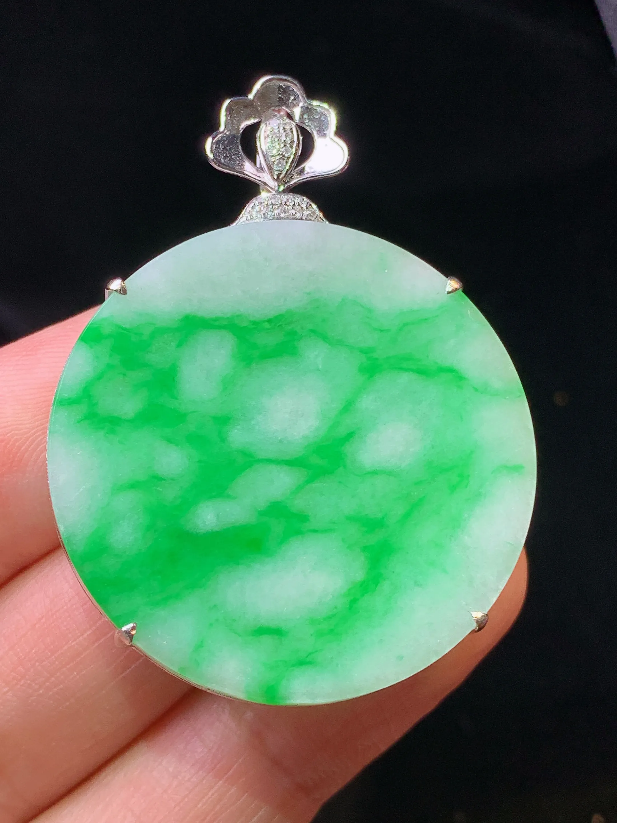 18k金钻镶嵌飘绿圆牌吊坠 玉质细腻 色泽艳丽清新 整体尺寸44.2*32.7*8