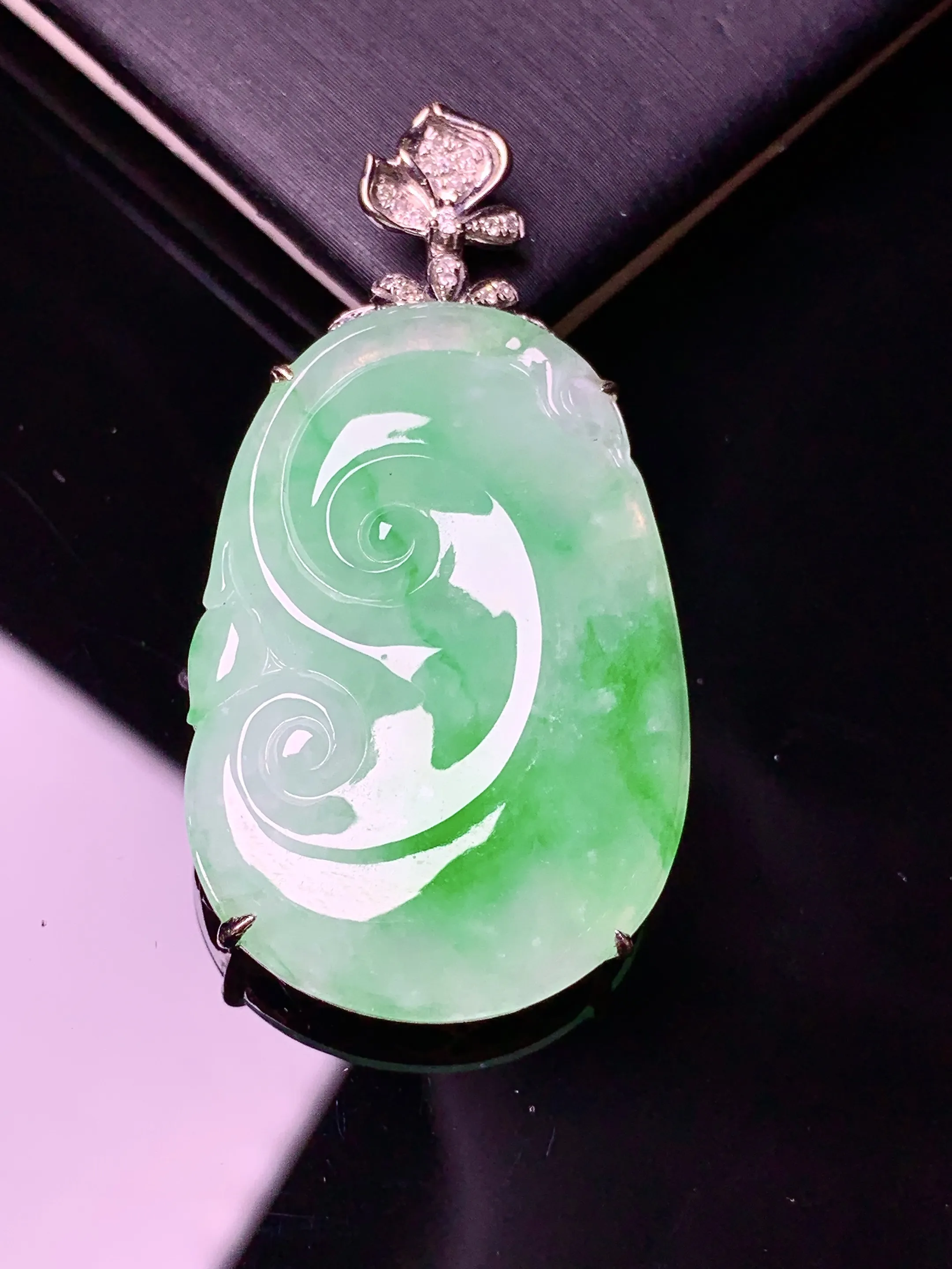 18k金钻镶嵌翠绿如意吊坠 玉质细腻 色泽艳丽清新 整体尺寸42.6*22.3*6