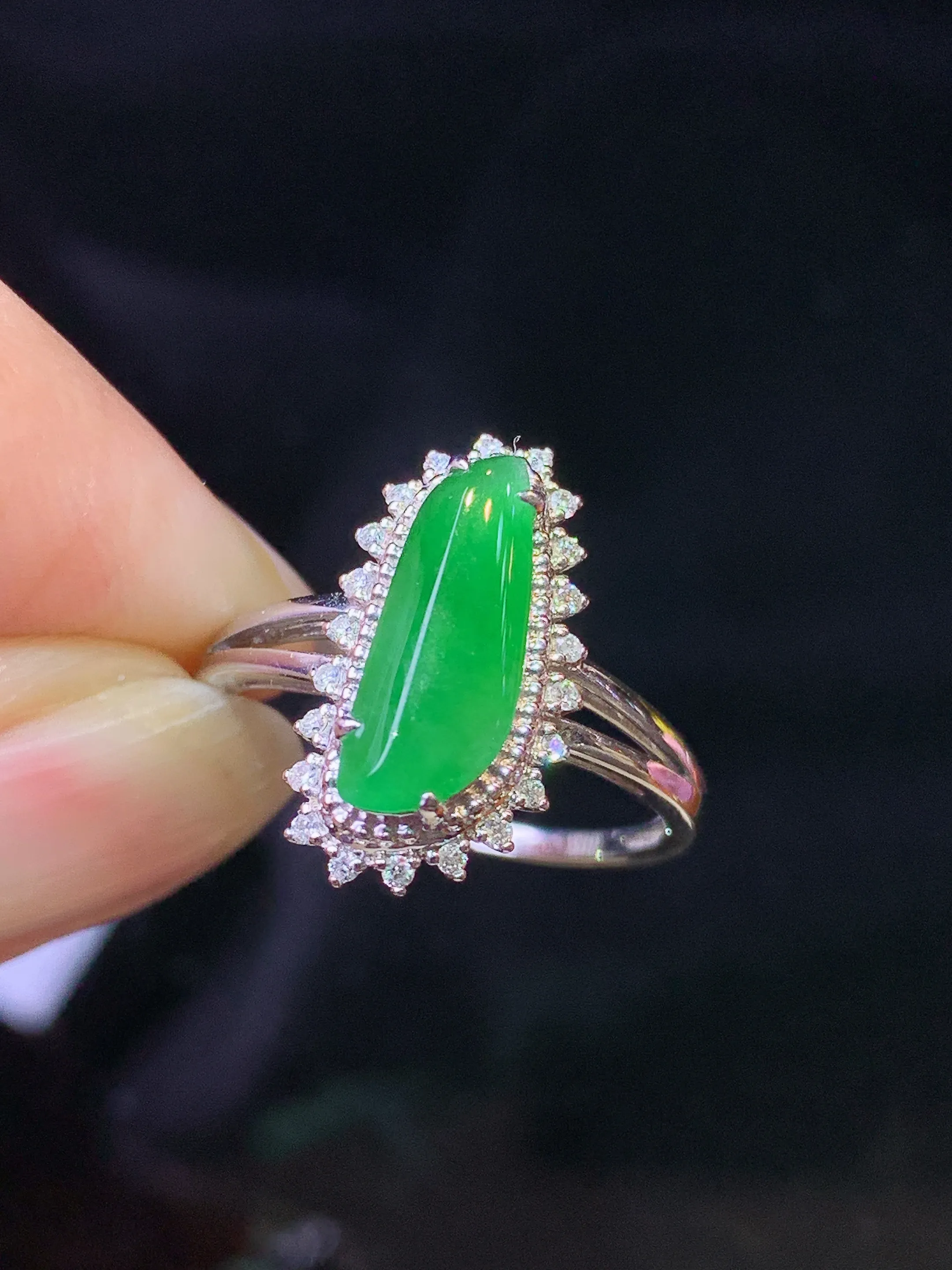 18k金钻镶嵌满绿随形吊坠 玉质细腻 色泽艳丽清新 圈口14 整体尺寸17.3*9.2*6.7