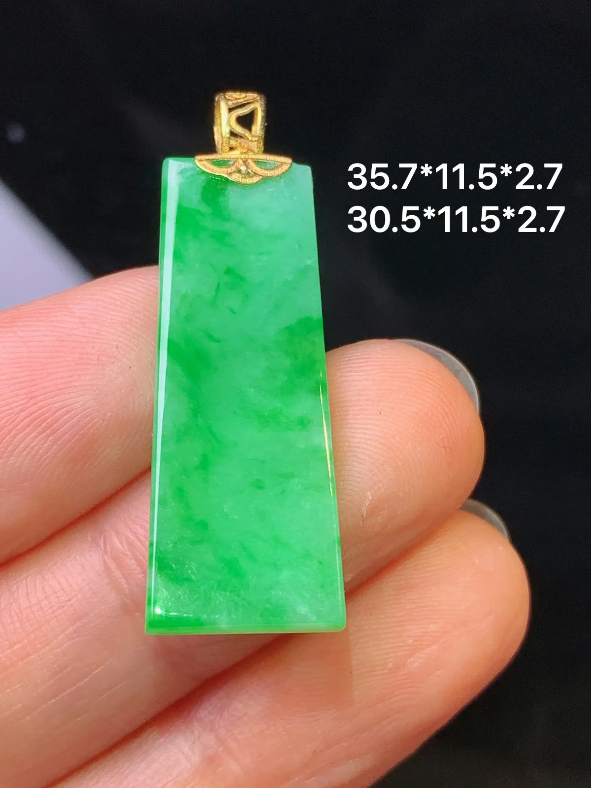 18k金镶嵌翠绿无事牌吊坠 玉质细腻 色泽艳丽清新 整体尺寸35.7*11.5*2.7