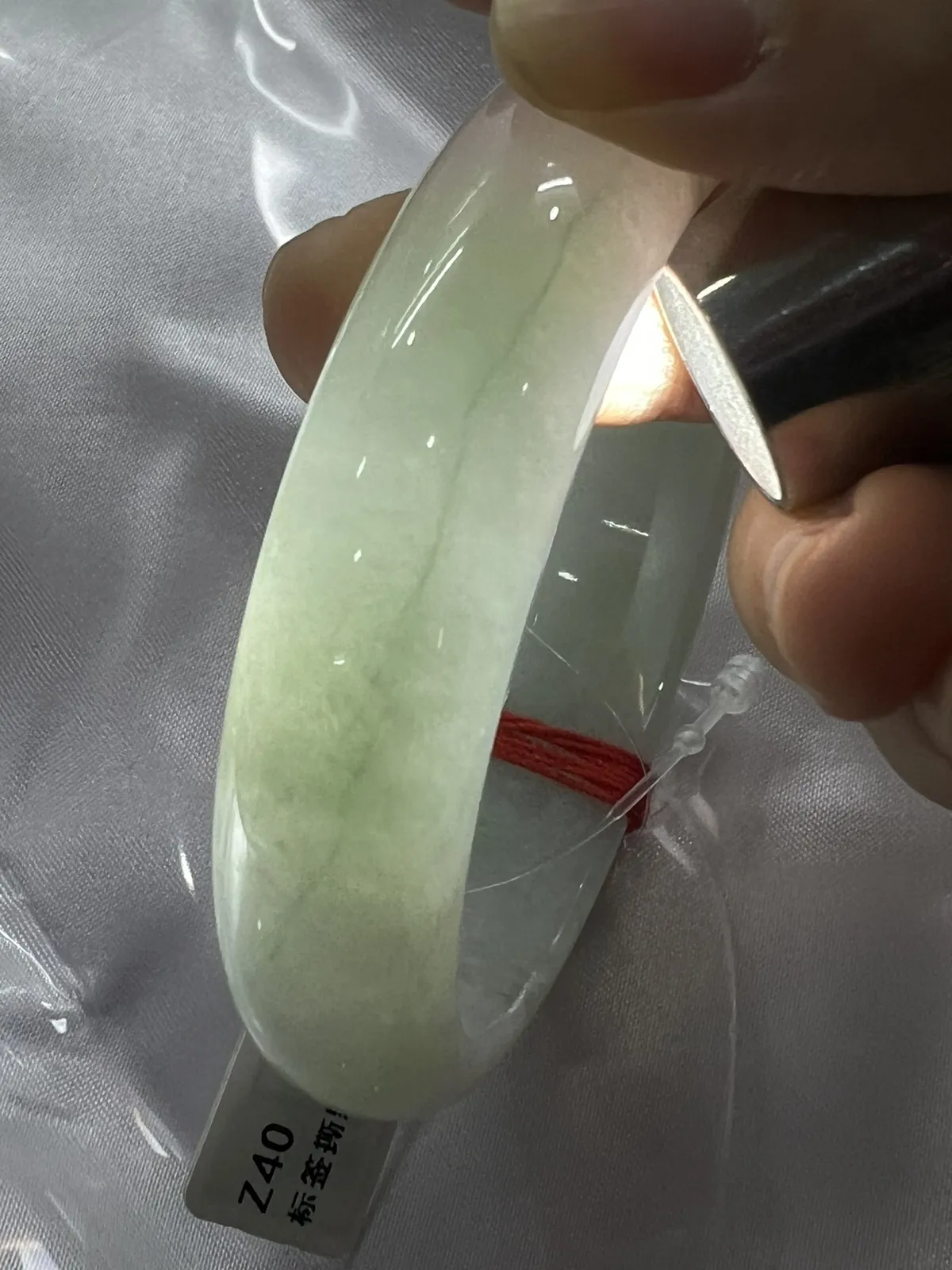 正圈52.8圈口，翡翠糯化种淡绿色手镯