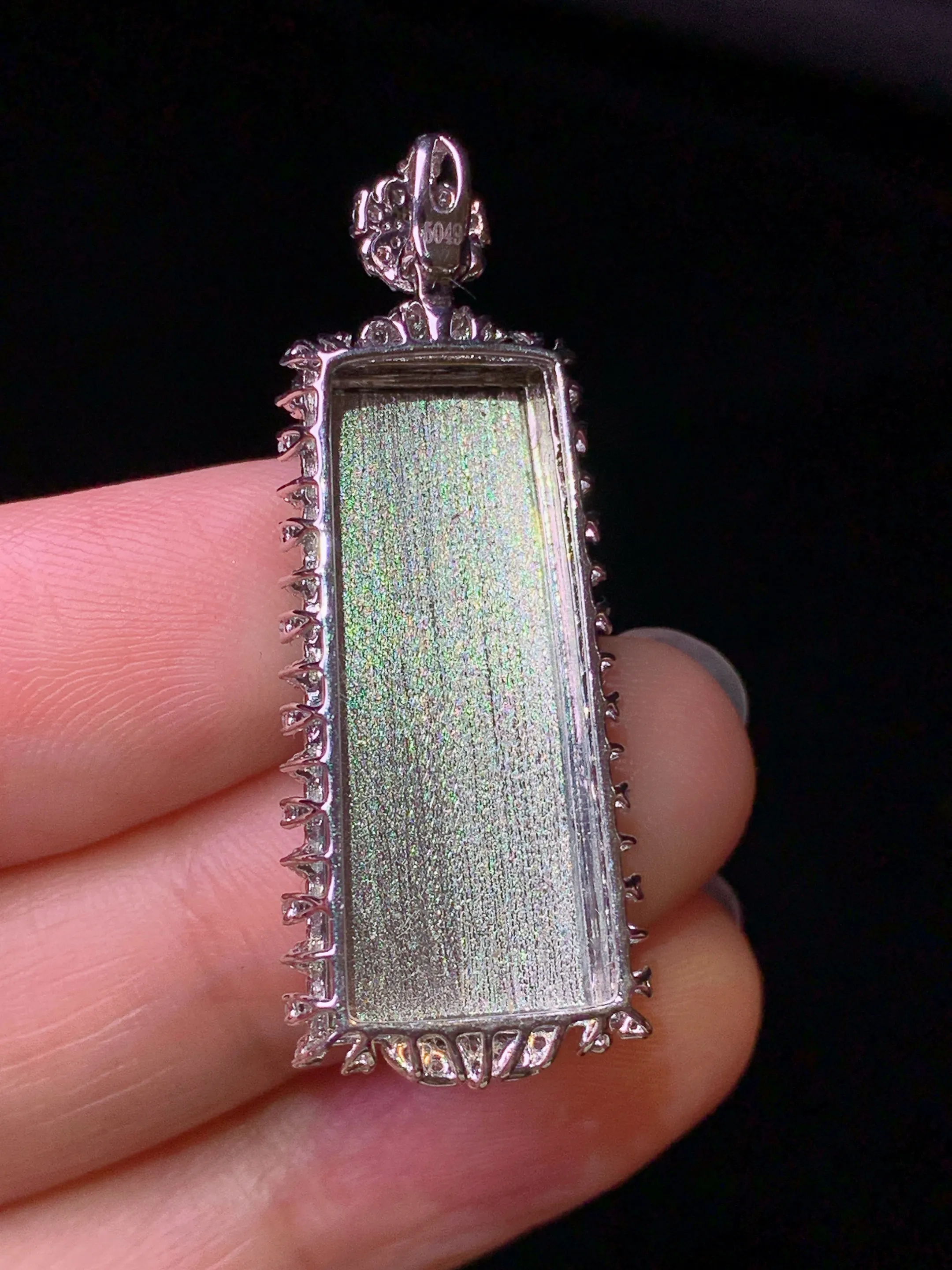 18k金钻镶嵌翠绿无事牌吊坠 玉质细腻 色泽艳丽清新 整体尺寸37.8*14.7*7.2