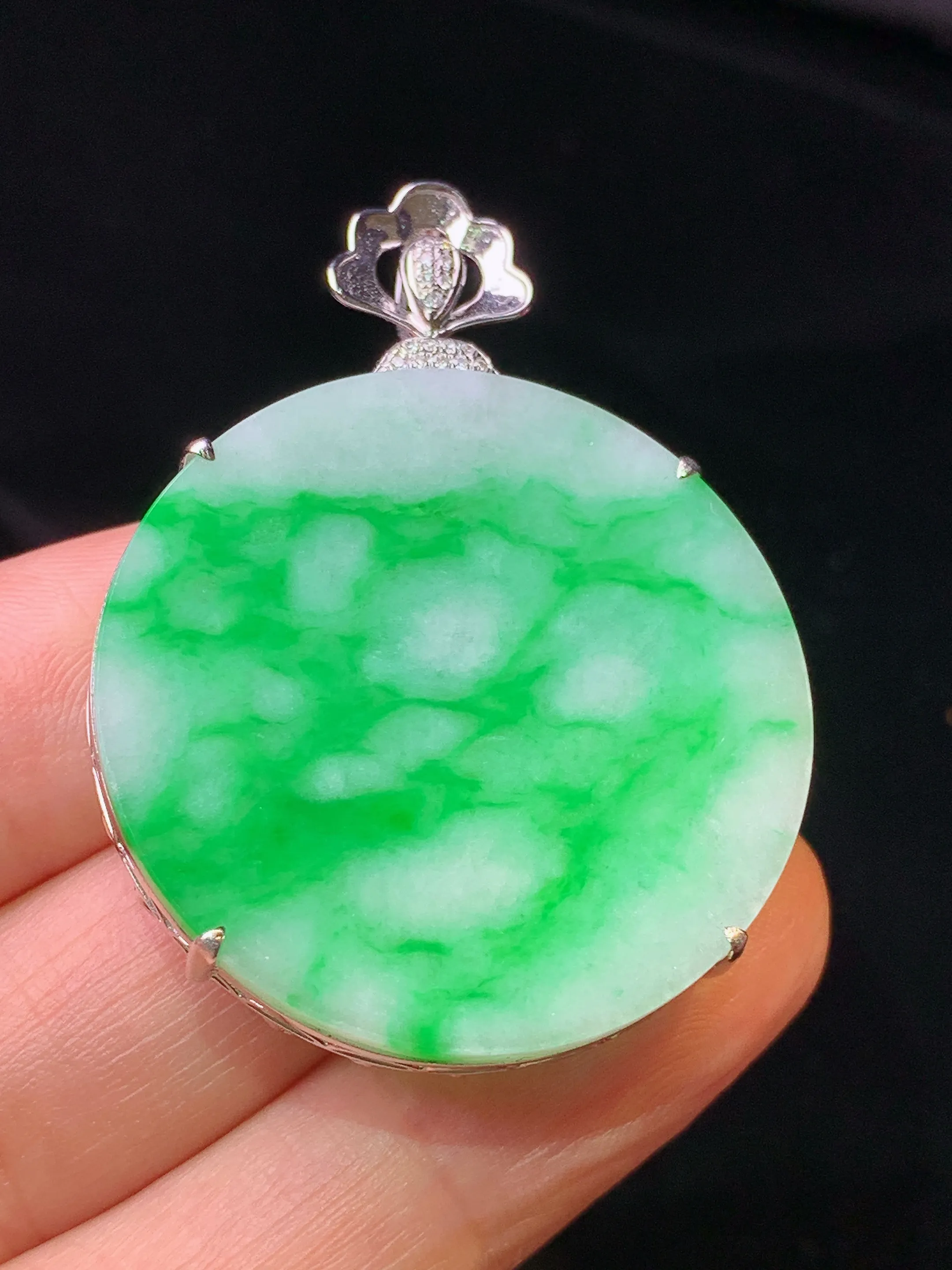 18k金钻镶嵌飘绿圆牌吊坠 玉质细腻 色泽艳丽清新 整体尺寸44.2*32.7*8