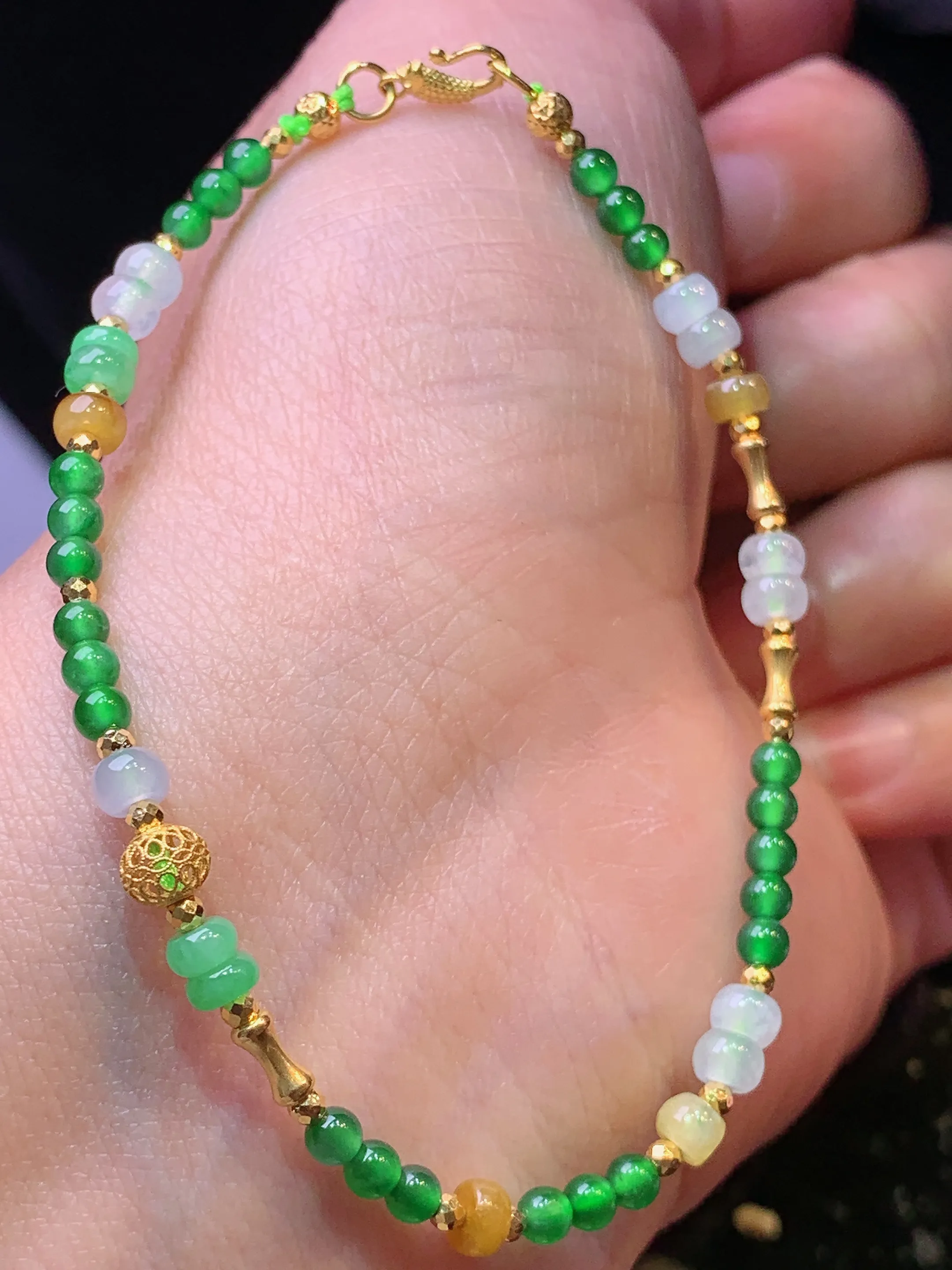18k金镶嵌满绿圆珠搭配算盘珠手链 玉质细腻 色泽艳丽清新 整体尺寸3