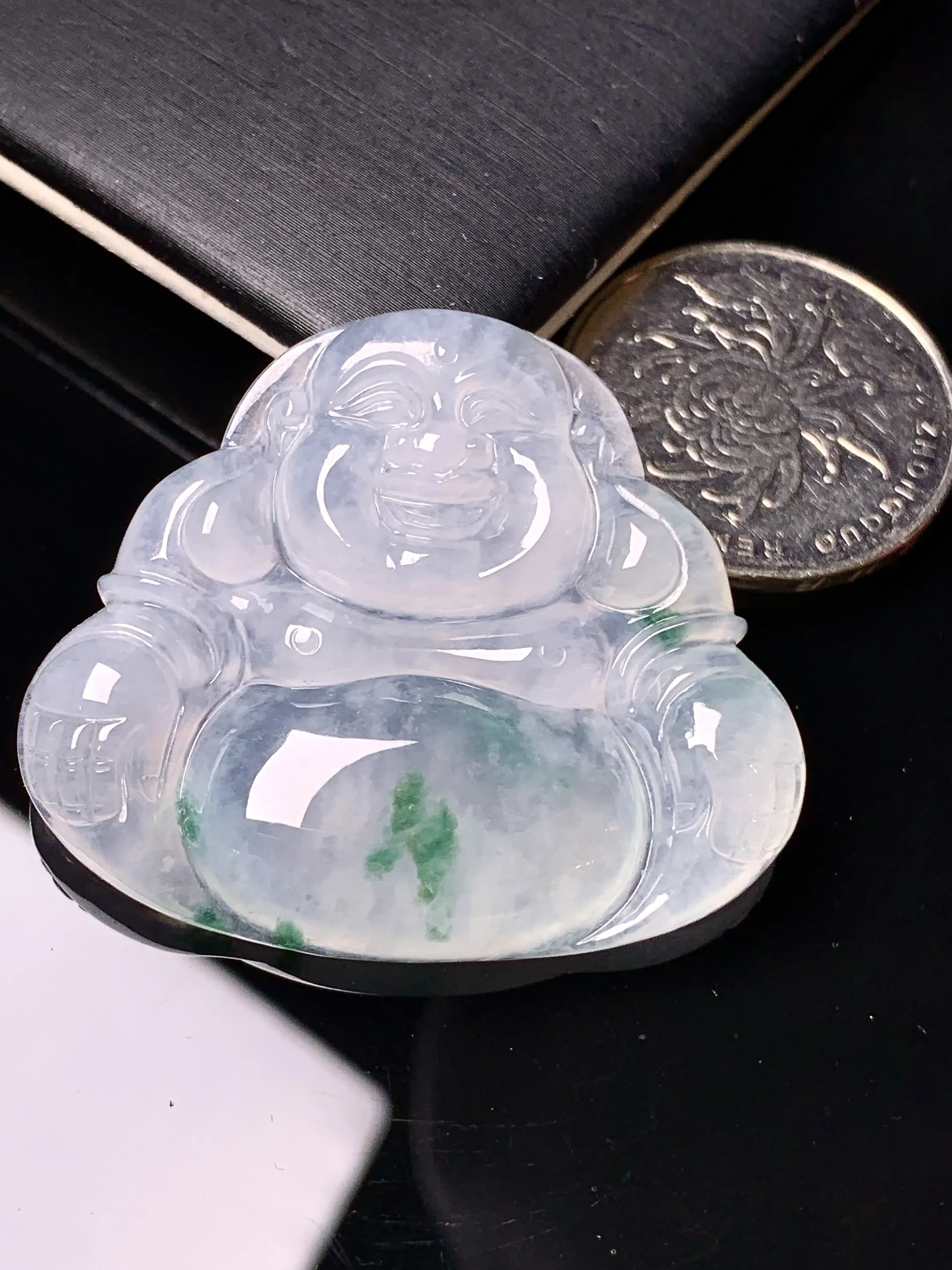 冰种飘绿佛公吊坠 玉质细腻 色泽艳丽清新 整体尺寸35.2*41.6*6